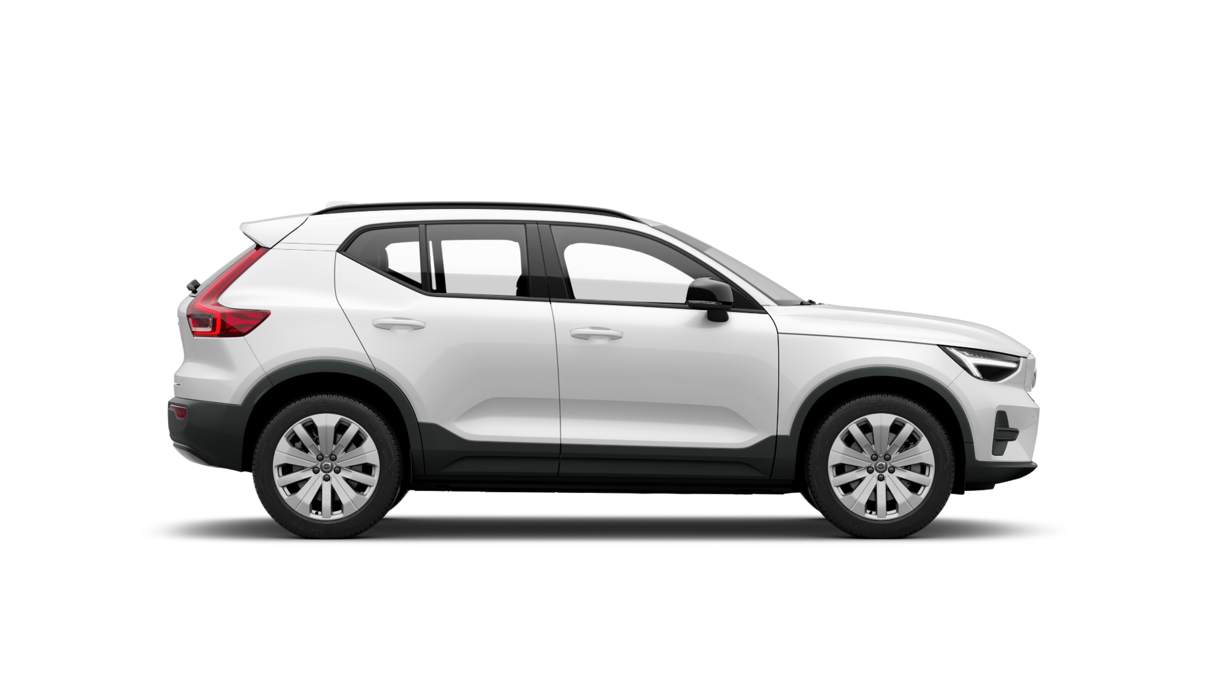 Ein weißer EX40 SUV auf grauem Hintergrund.