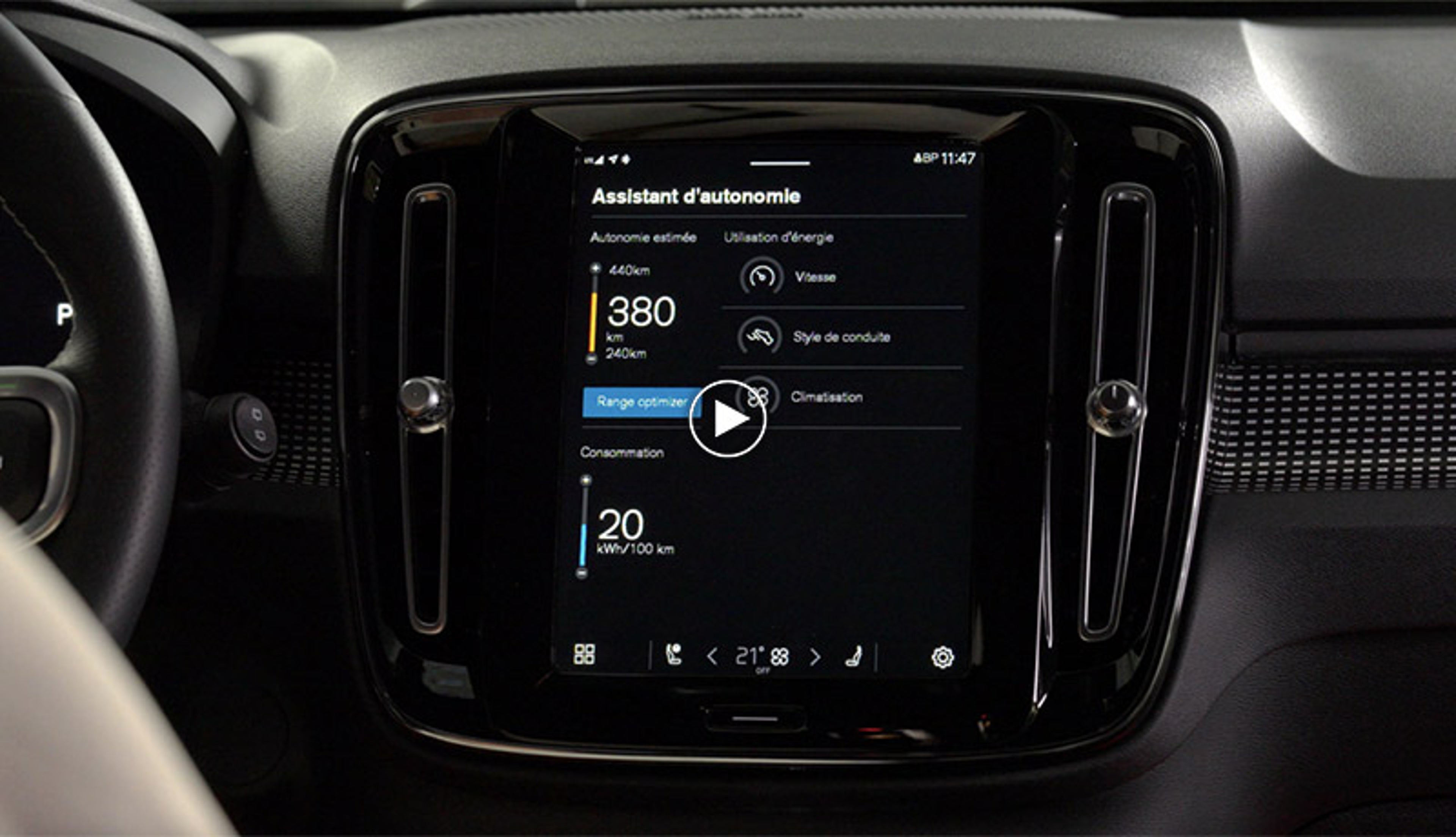 Écran tactile Volvo XC40 affichant l’assistant d’autonomie électrique, consommation et paramètres de conduite en temps réel