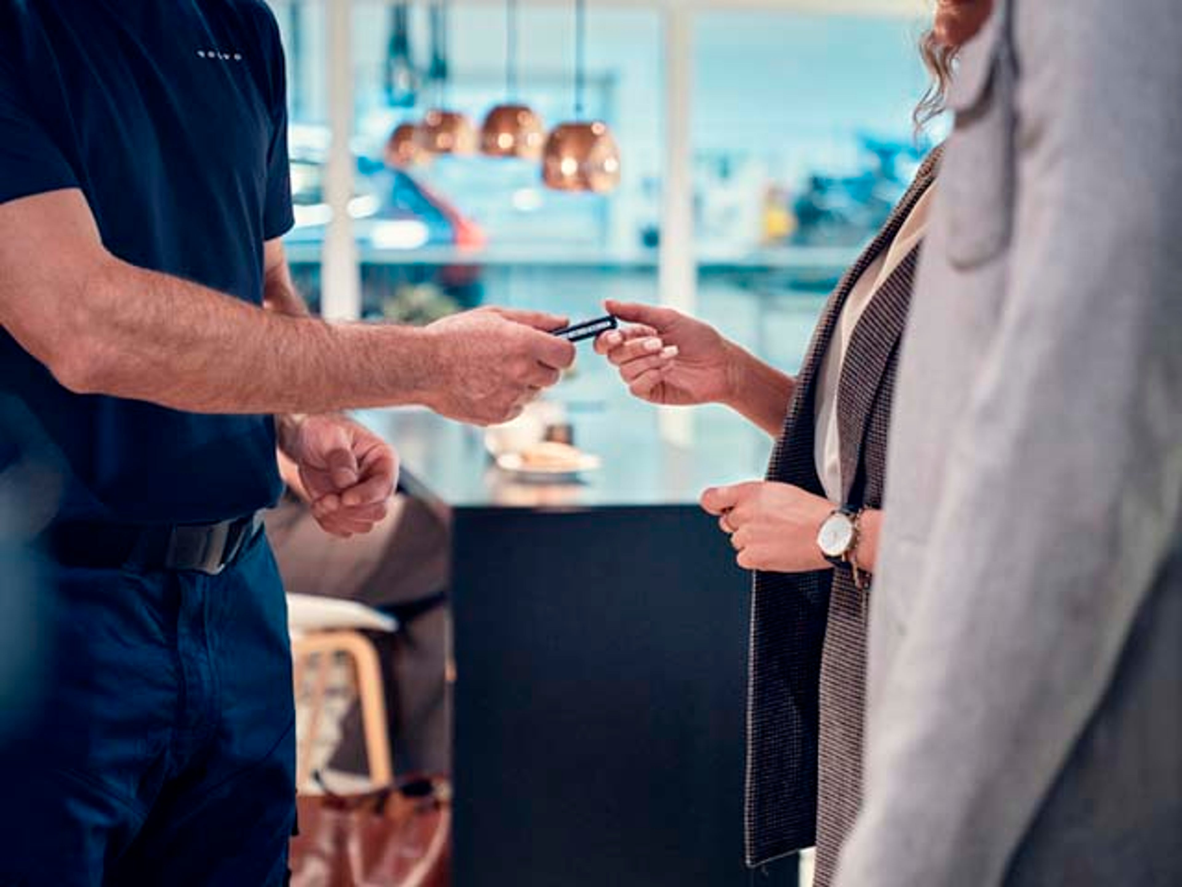 Una pareja dejando las llaves en un servicio oficial Volvo para su mantenimiento
