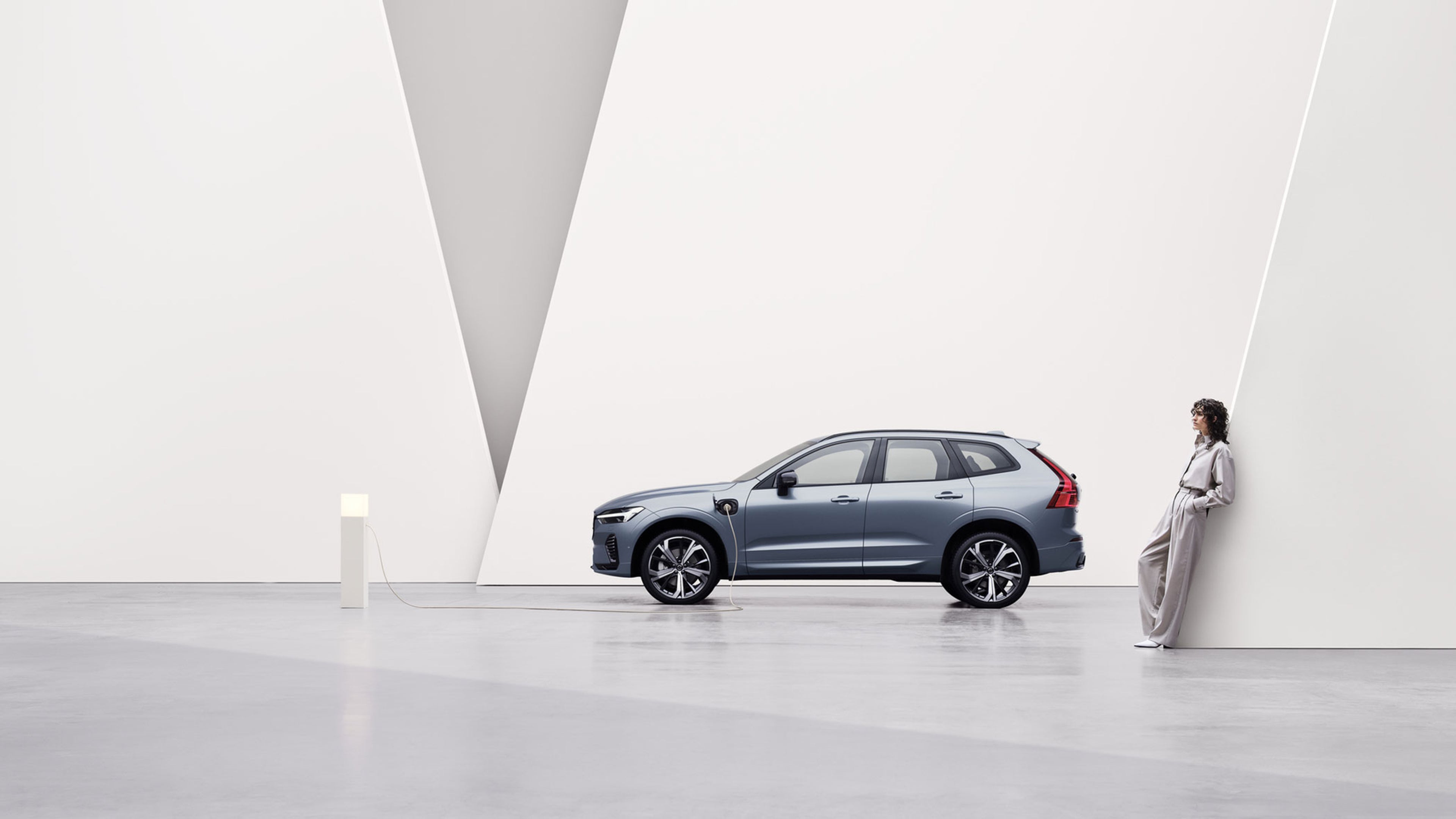 Grå XC60 i studio-miljø som lader