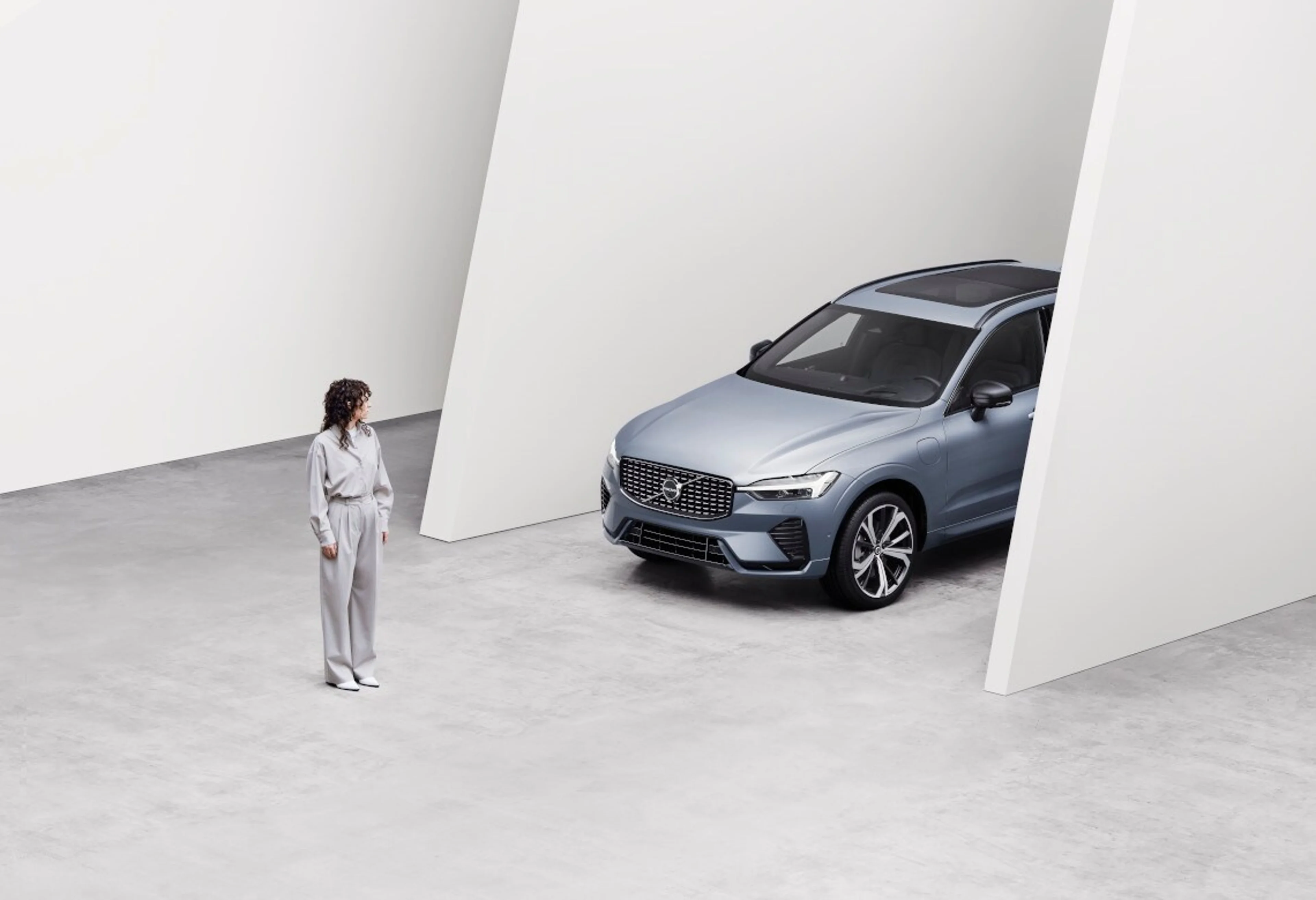 Volvo steht zwischen zwei Wänden mit einem Talent davor - Frontansicht