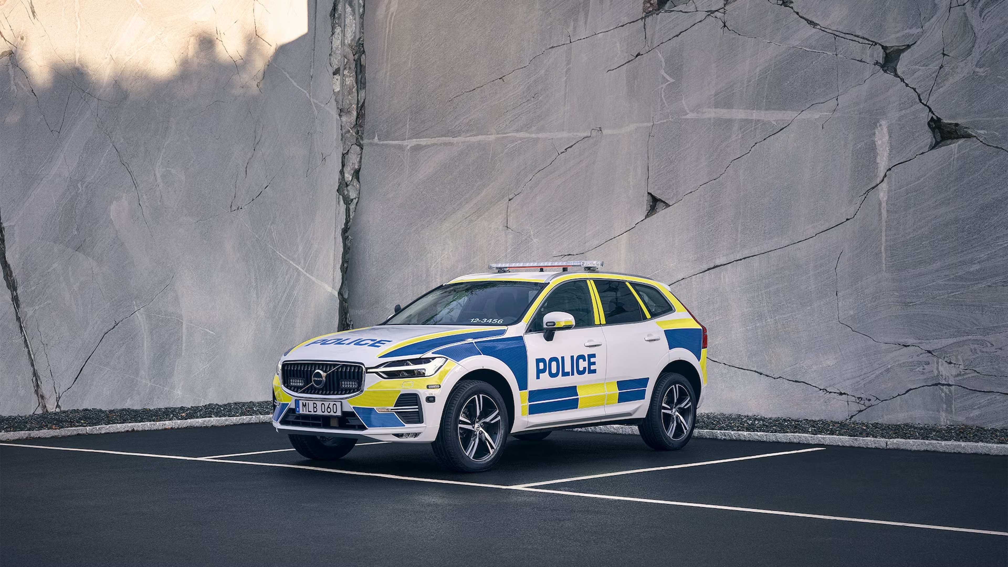 Voiture de police Volvo XC60 de trois quart