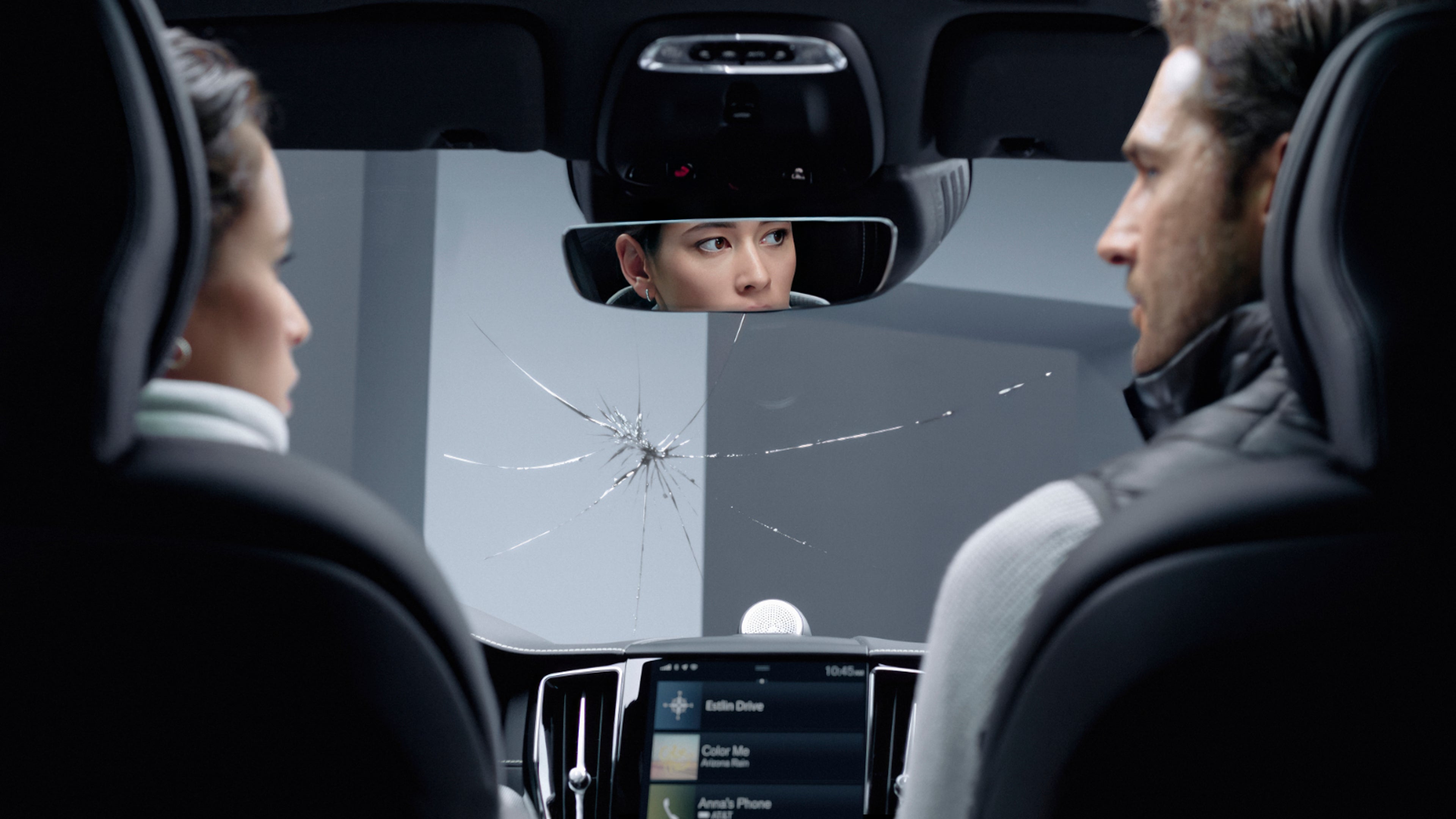 Zwei Menschen im Volvo schauen Ihren Steinschlag auf der Frontscheibe an