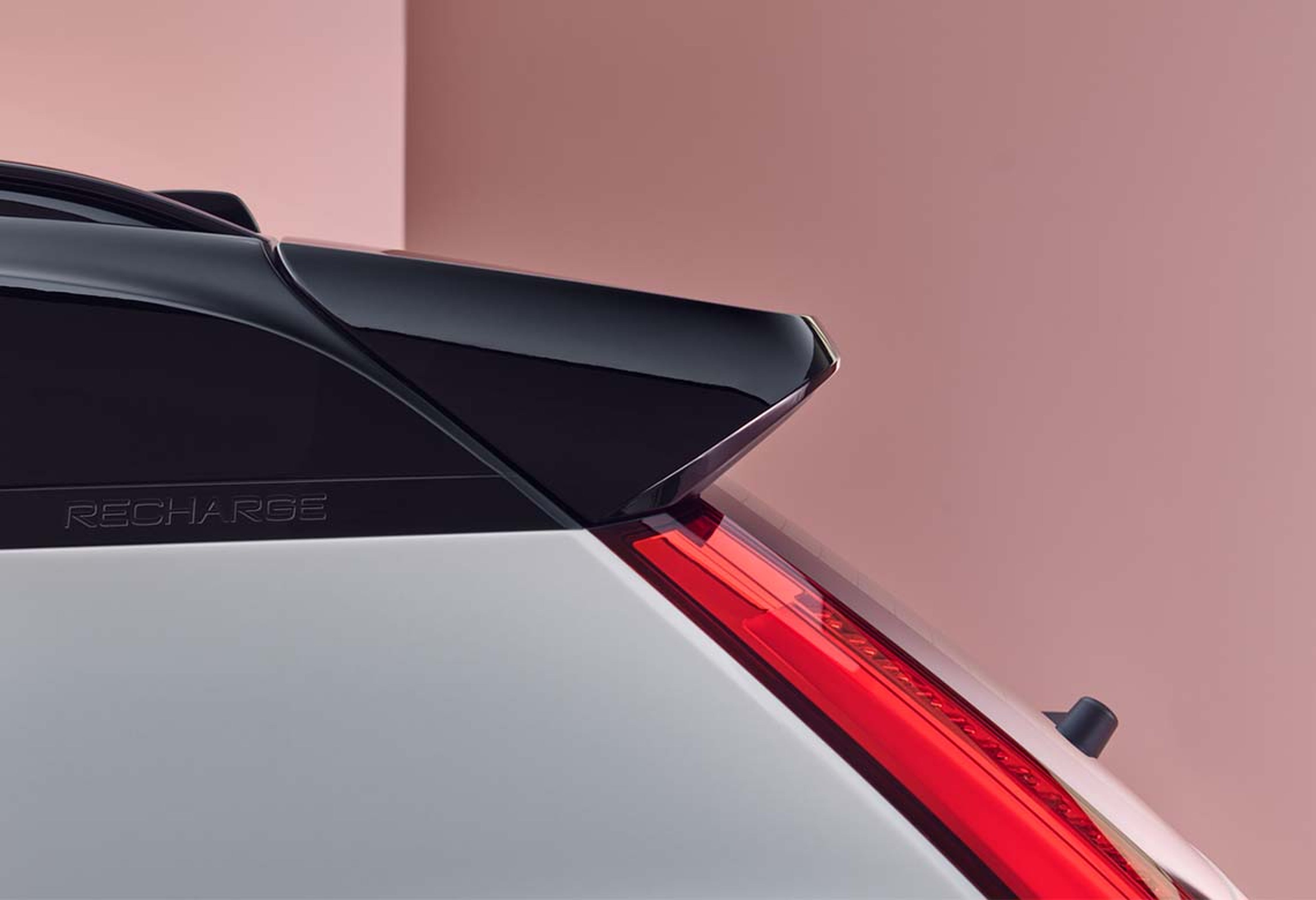 The roof and taillights of an XC40 Recharge