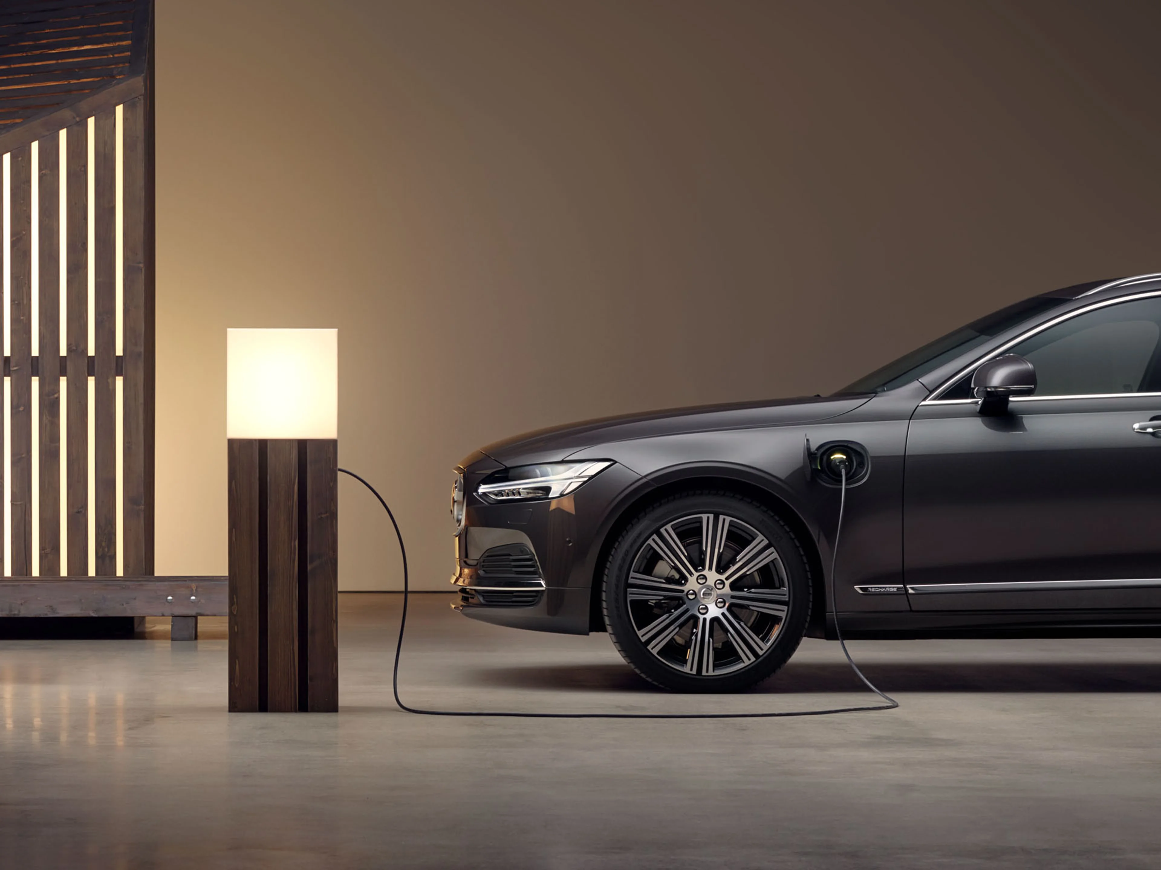 Volvo V90 Recharge recargando