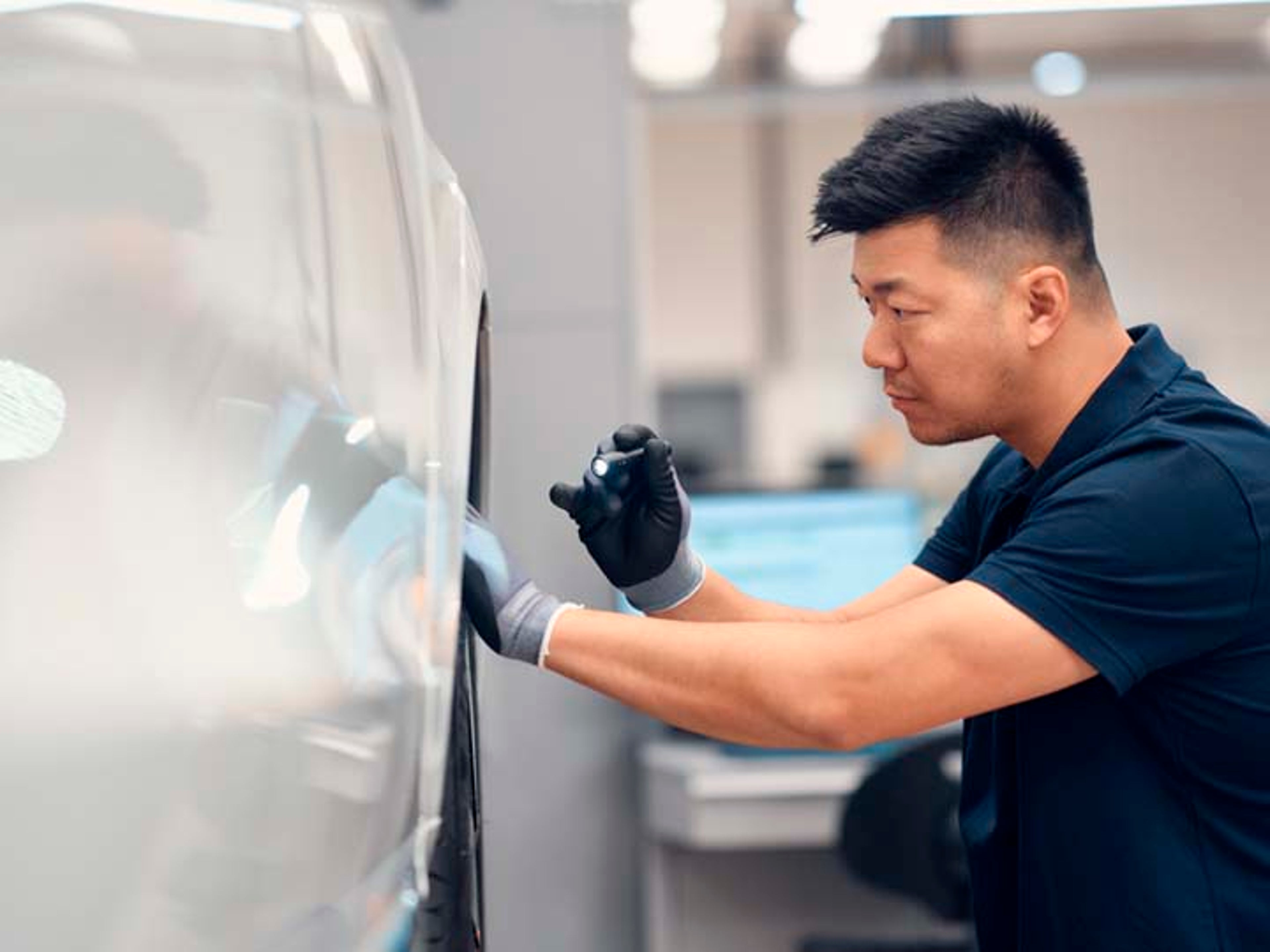 Un mecánico Volvo haciendo comprobaciones en un neumático Volvo
