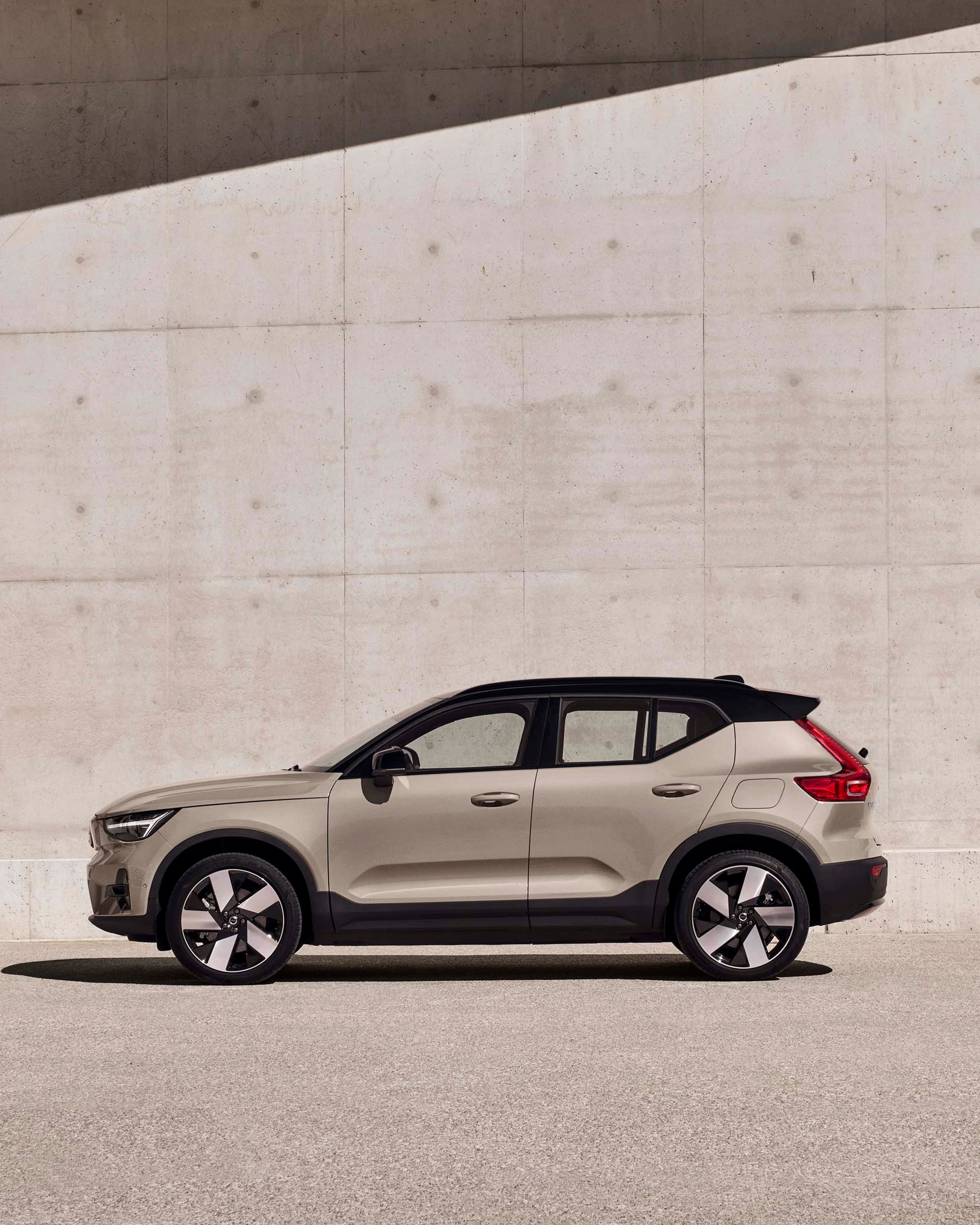 Volvo EX40 SUV mediano vista lateral color sand dust