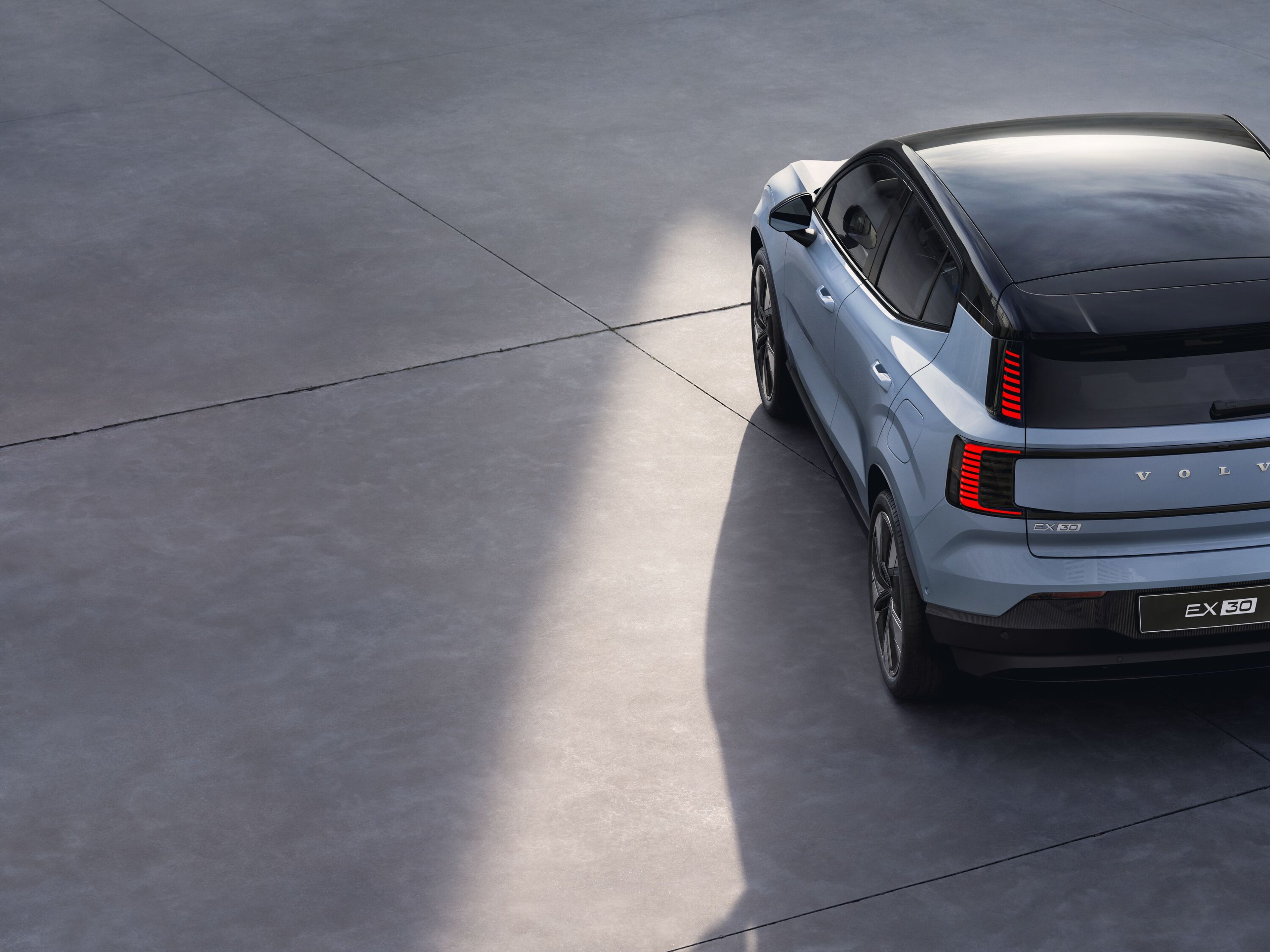 Pohľad na Volvo EX30 z hora na zadnú časť vozidla