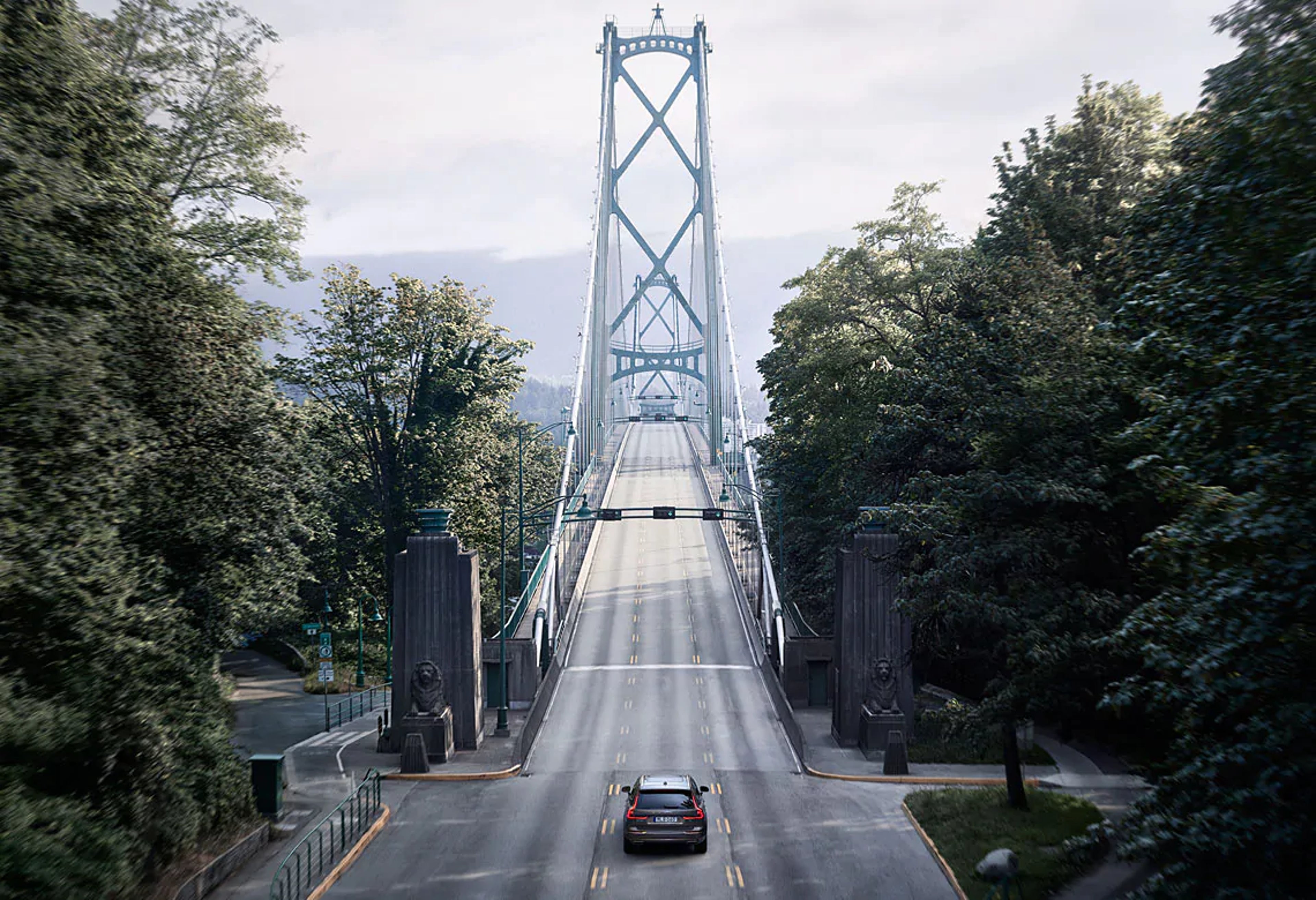 Távoli kép egy hídon áthaladó Volvóról