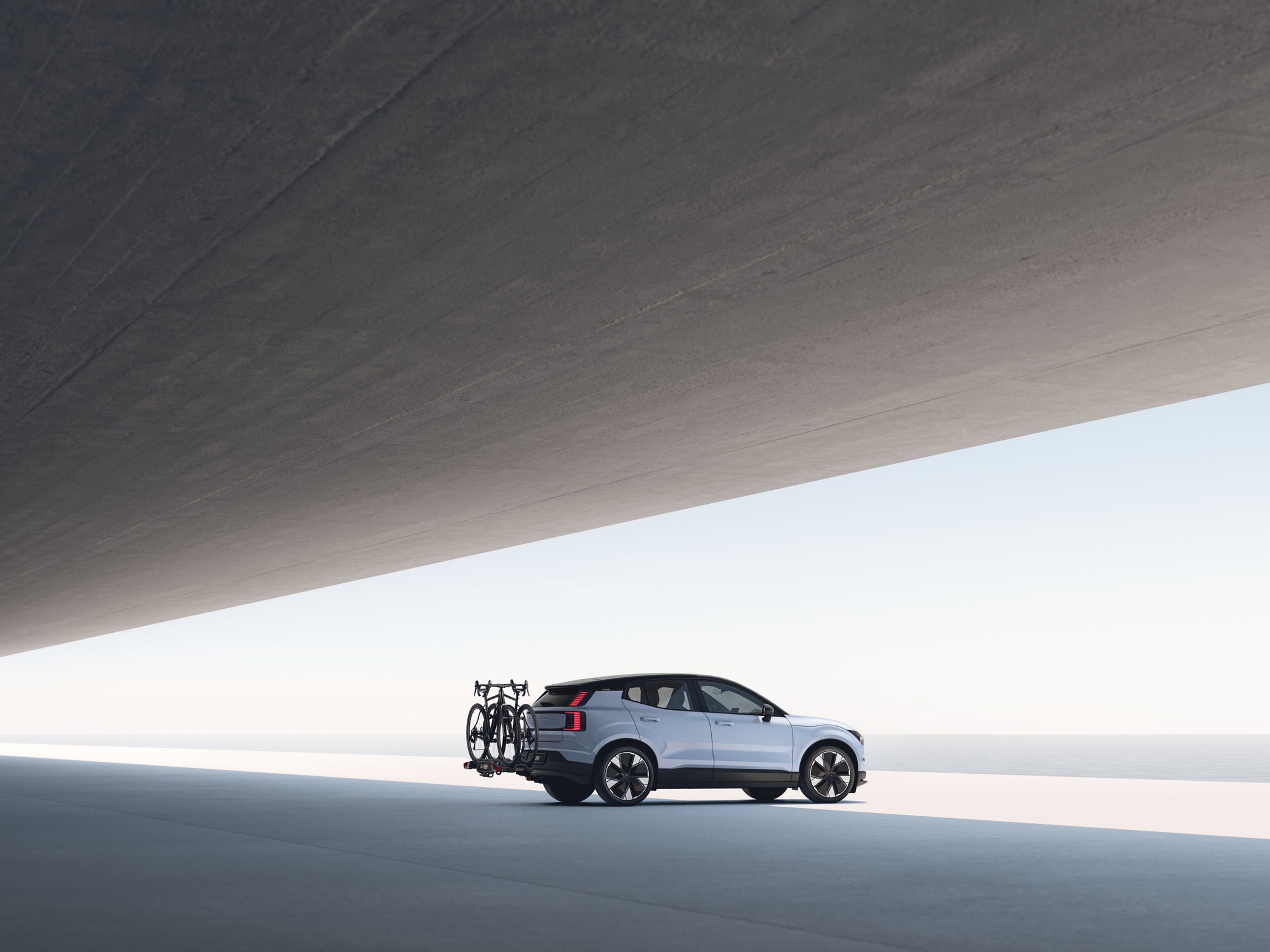 Volvo EX30 de profil avec porte vélo