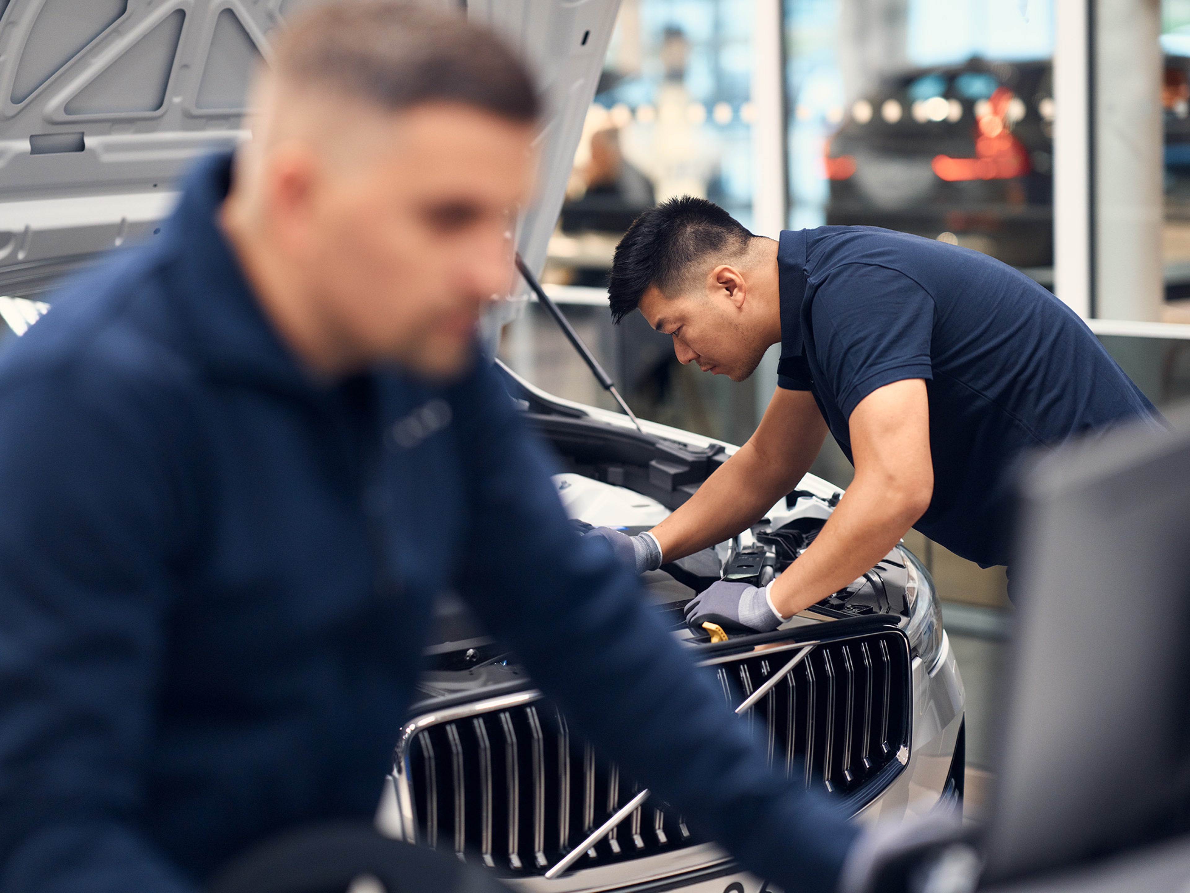 Dois tecnicos Volvo, numa oficina a trabalharem