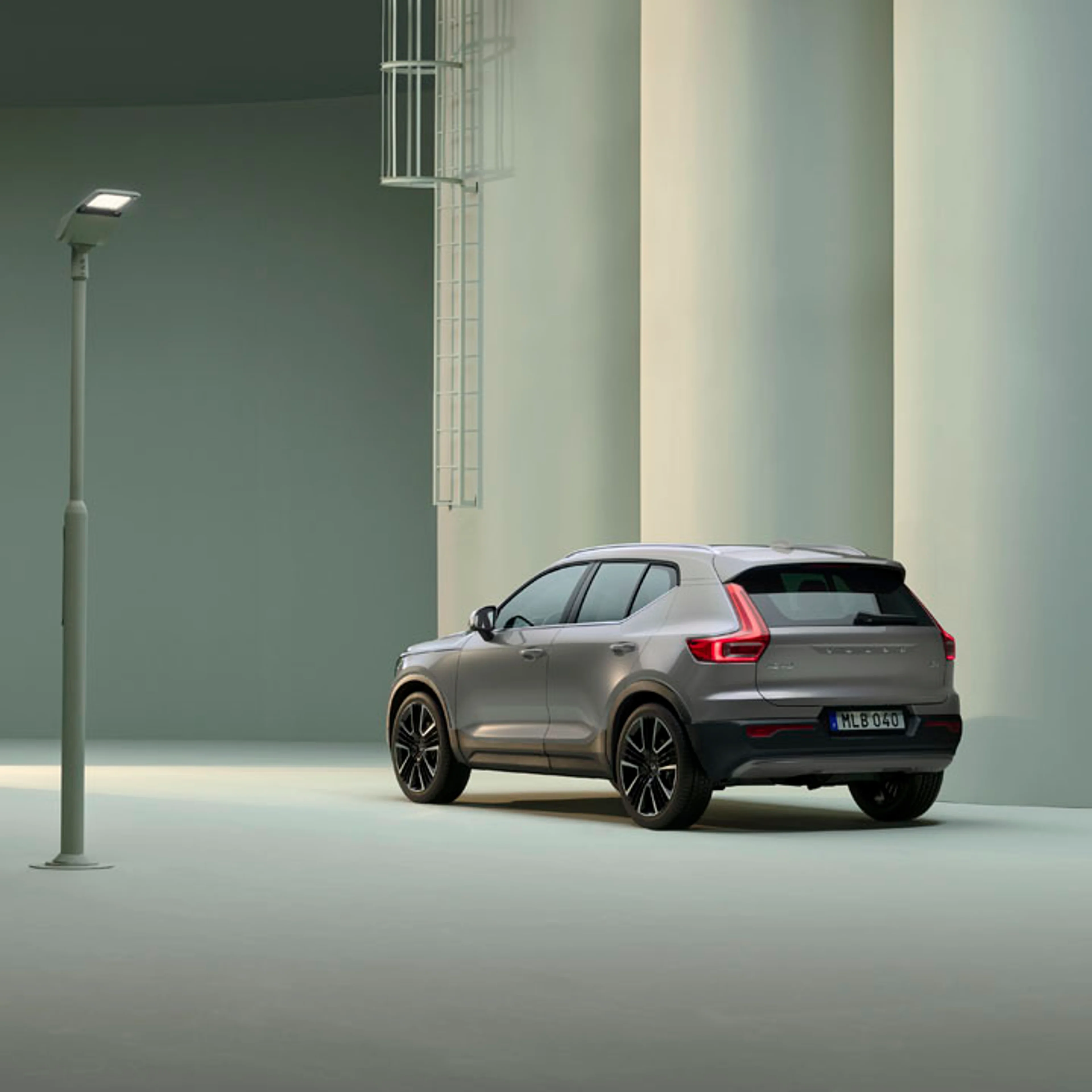 Volvo XC40 vista trasera lateral