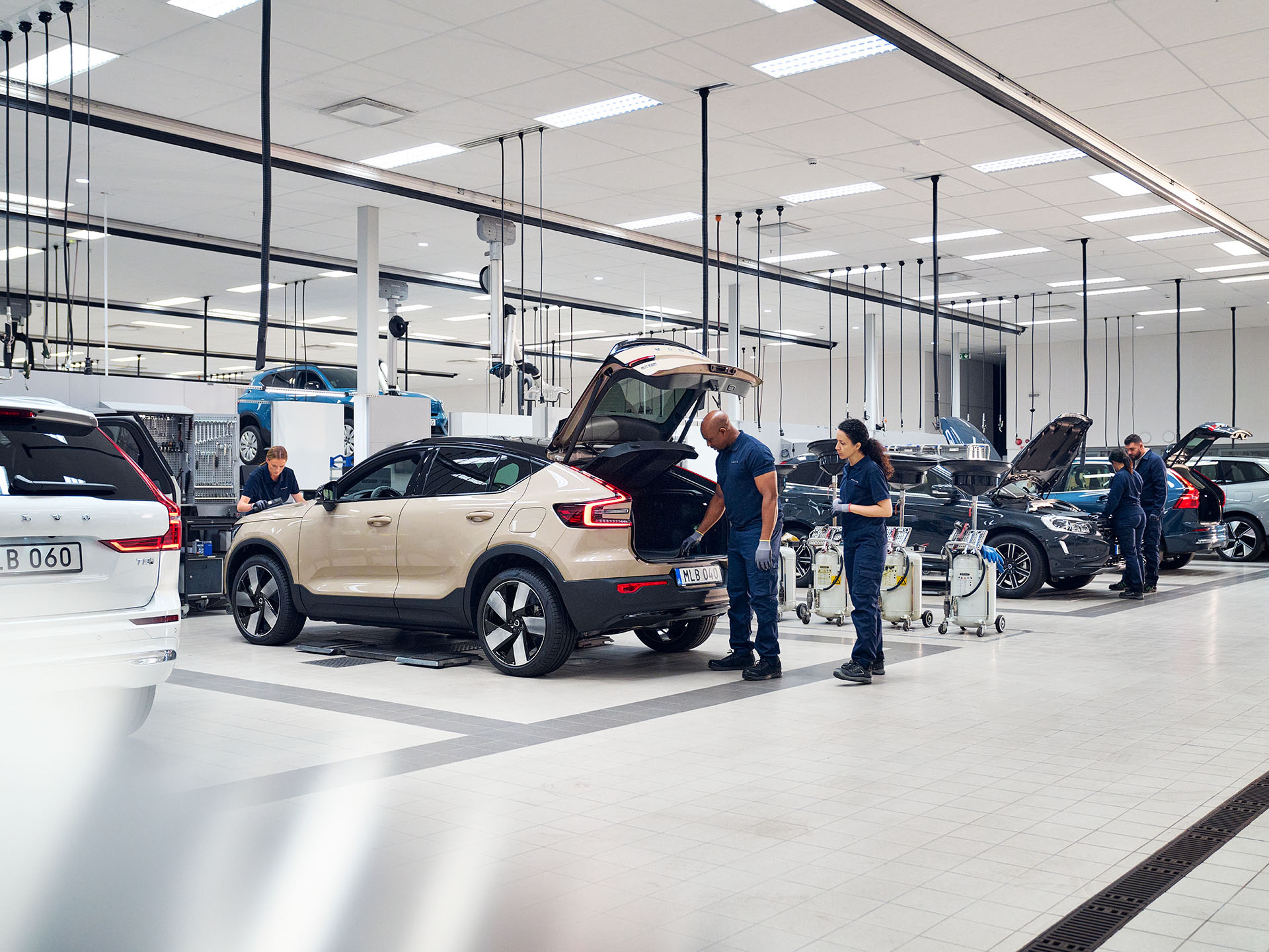 Interior de uma fabrica volvo com varios modelos em finalização