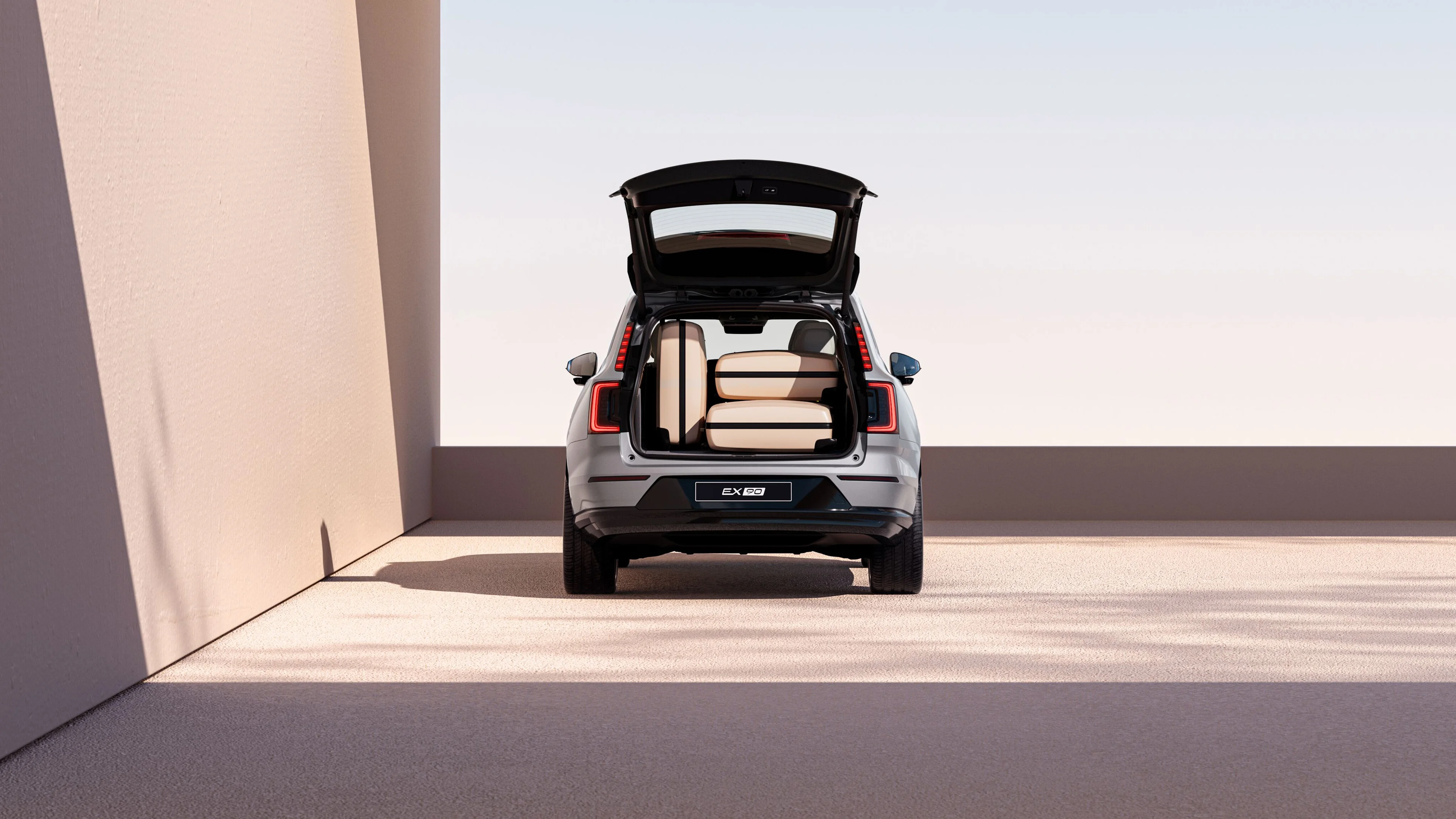 Volvo EX90 de derrière coffre ouvert