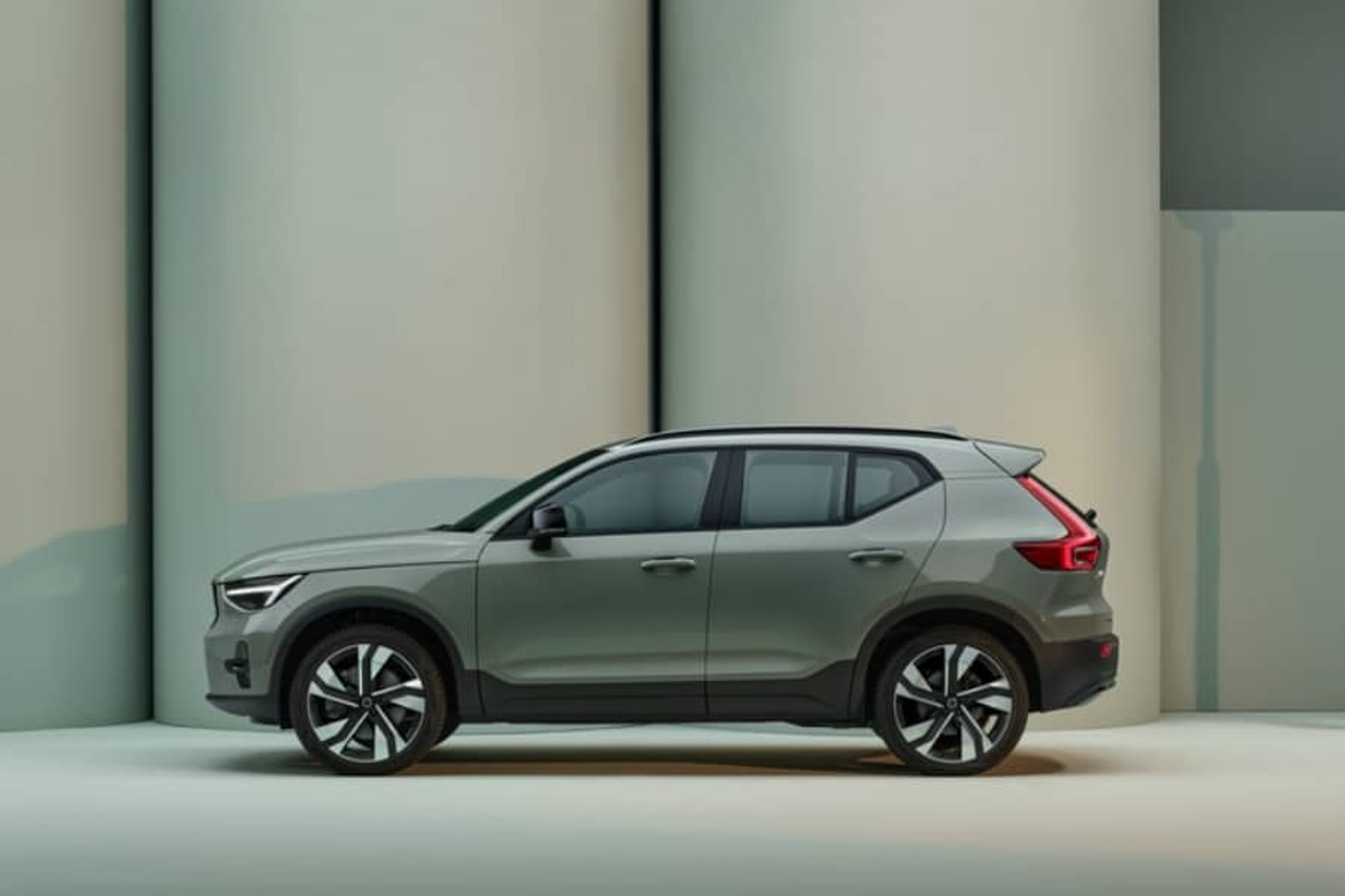 Volvo XC40 u zelenoj boji, pogled s bočne strane.
