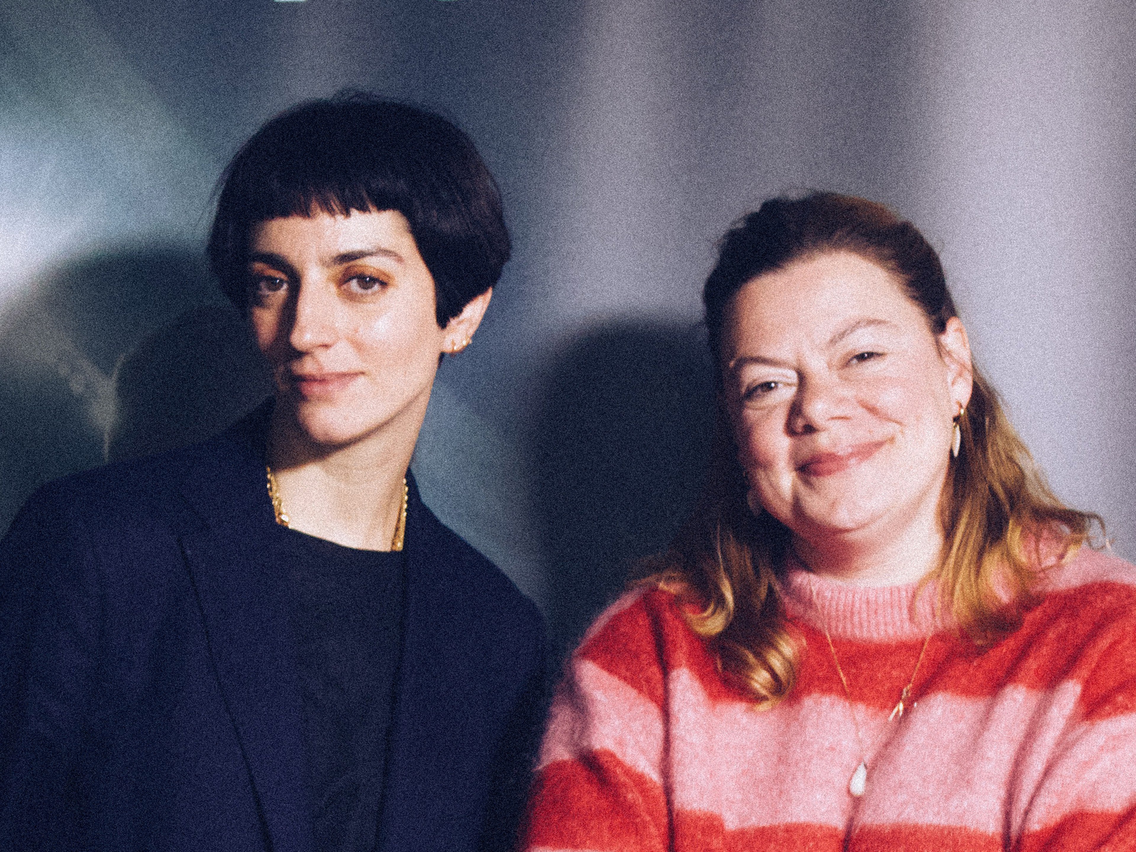 Capicua ao lado de Joana Barrios, sorridentes, com as letras de "volvo" por trás