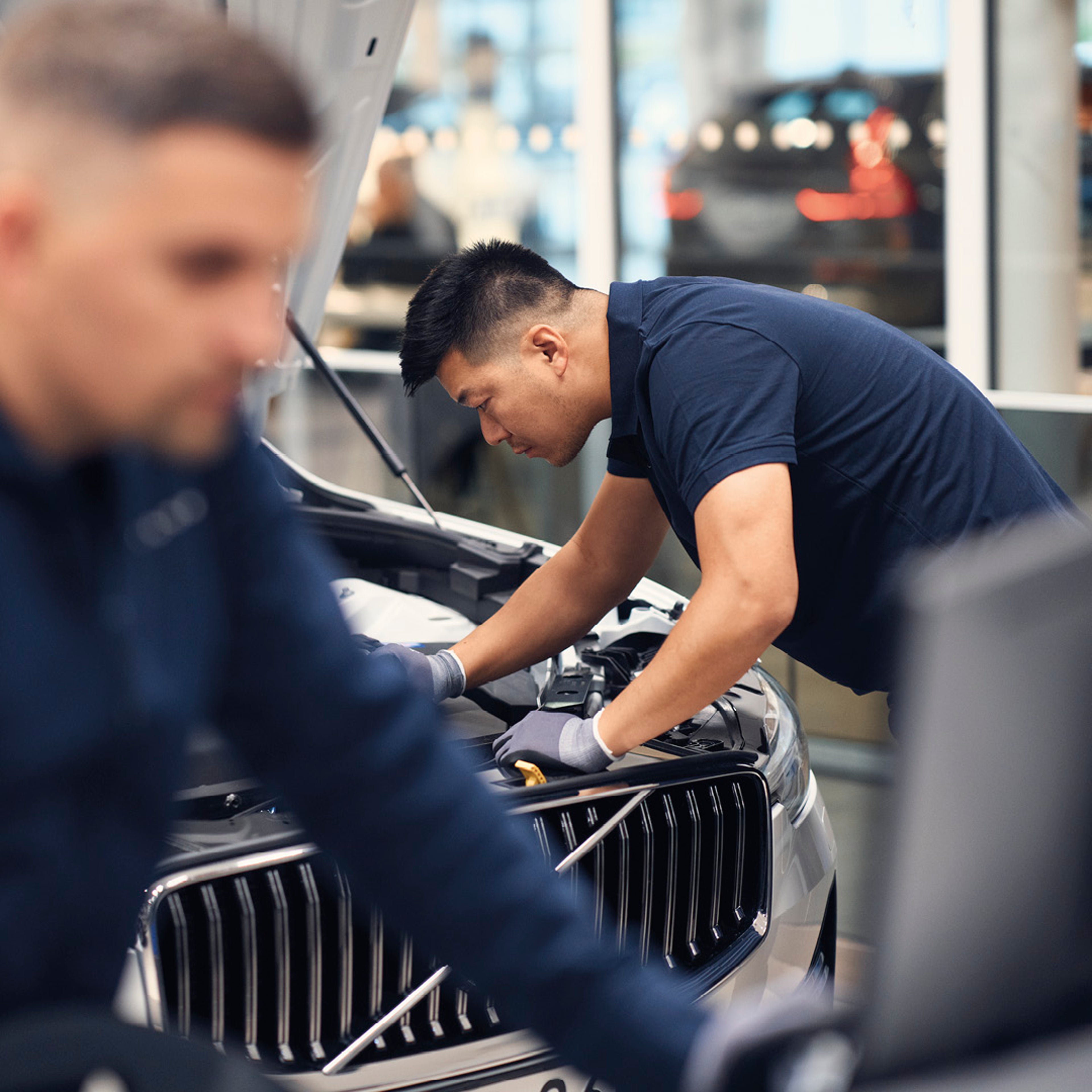 Mechanik przy samochodzie Volvo w serwisie