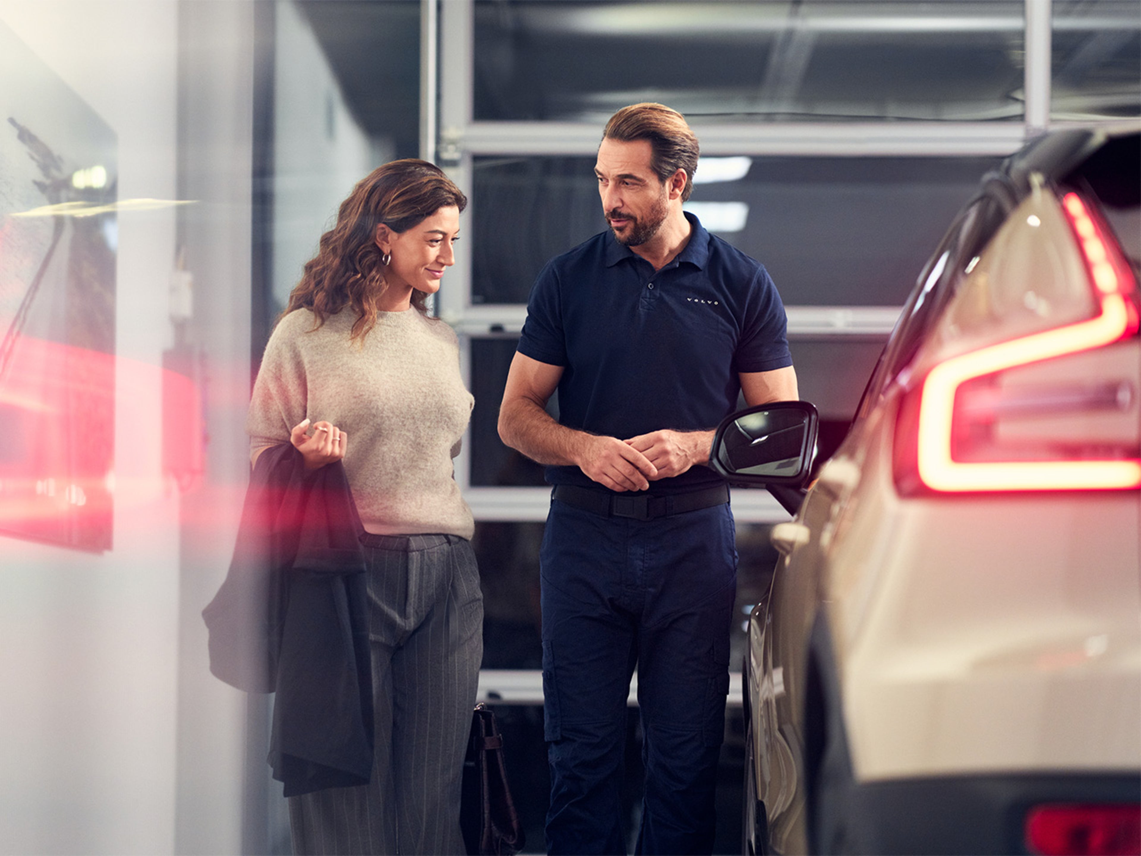 Um cliente a falar com um técnico da Volvo numa concessionária Volvo.