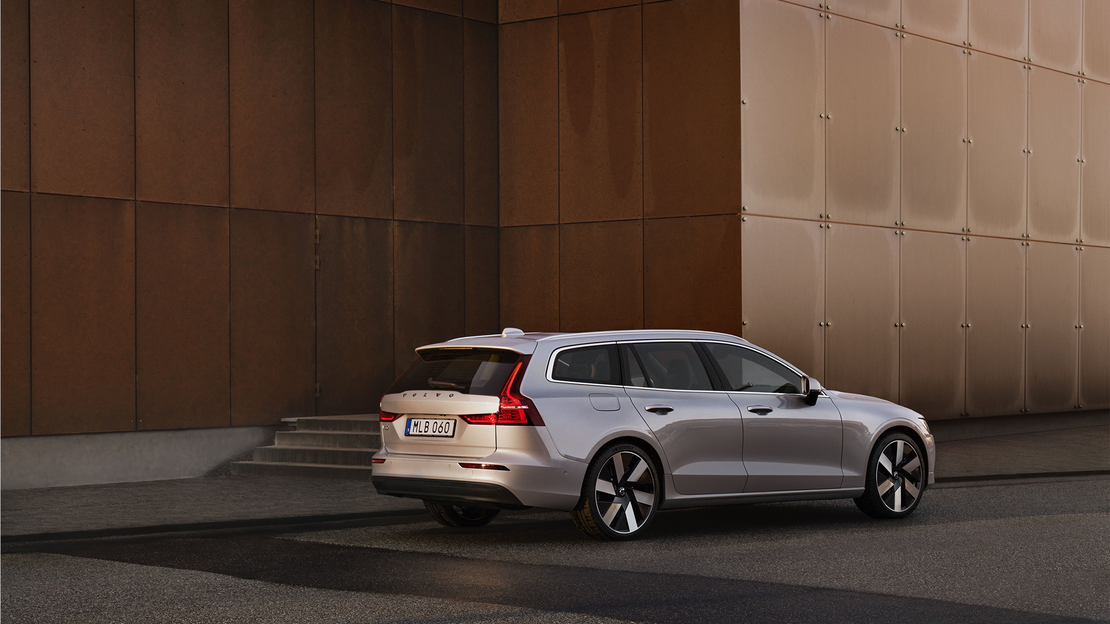 Rückansicht eines silbernen Volvo V60.