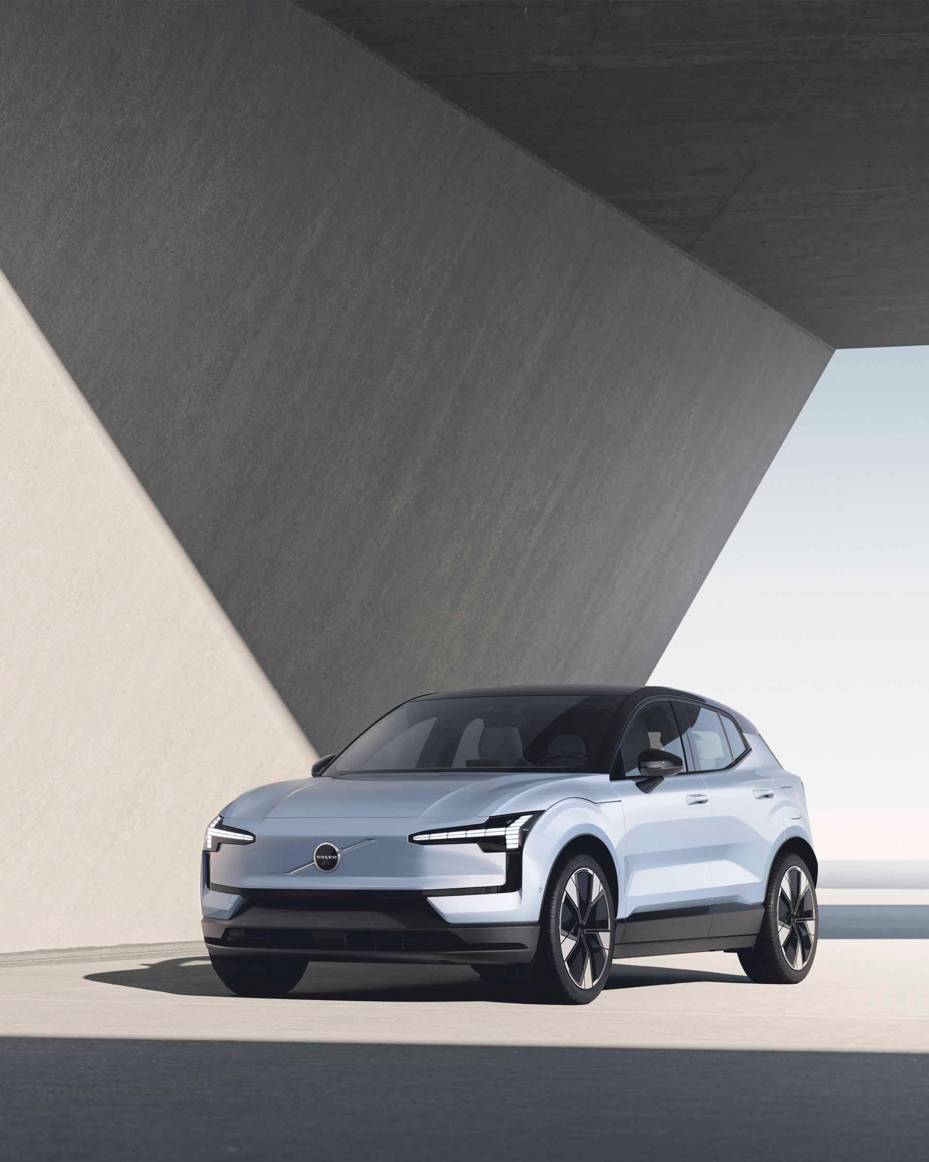 Volvo XC30 SUV compacto color claro destacando sus luces LED y su frontal eléctrico con el logo de Volvo