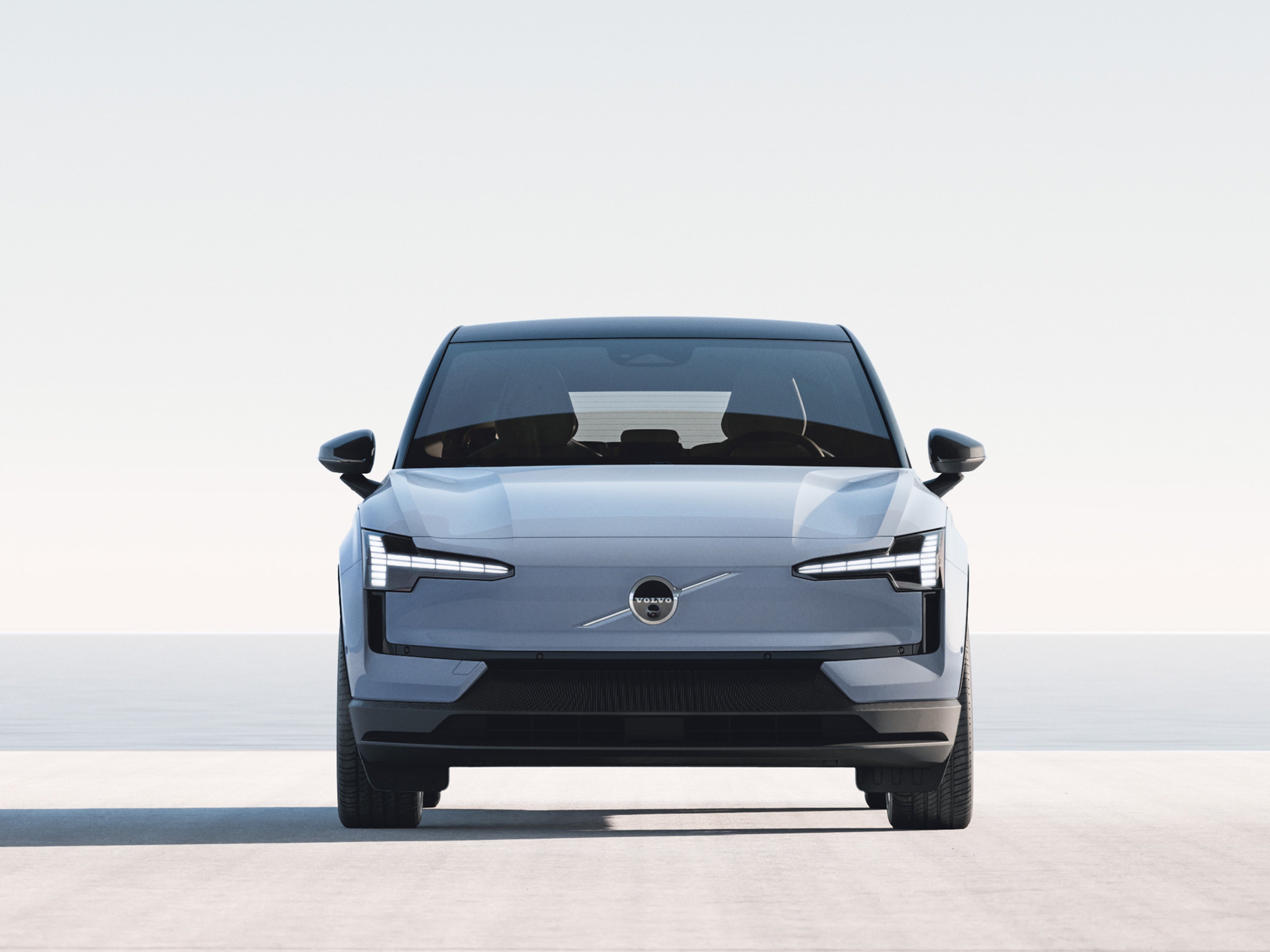 Cloud blue -värinen Volvo EX30 täyssähköinen katumaasturi edestäpäin kuvattuna.