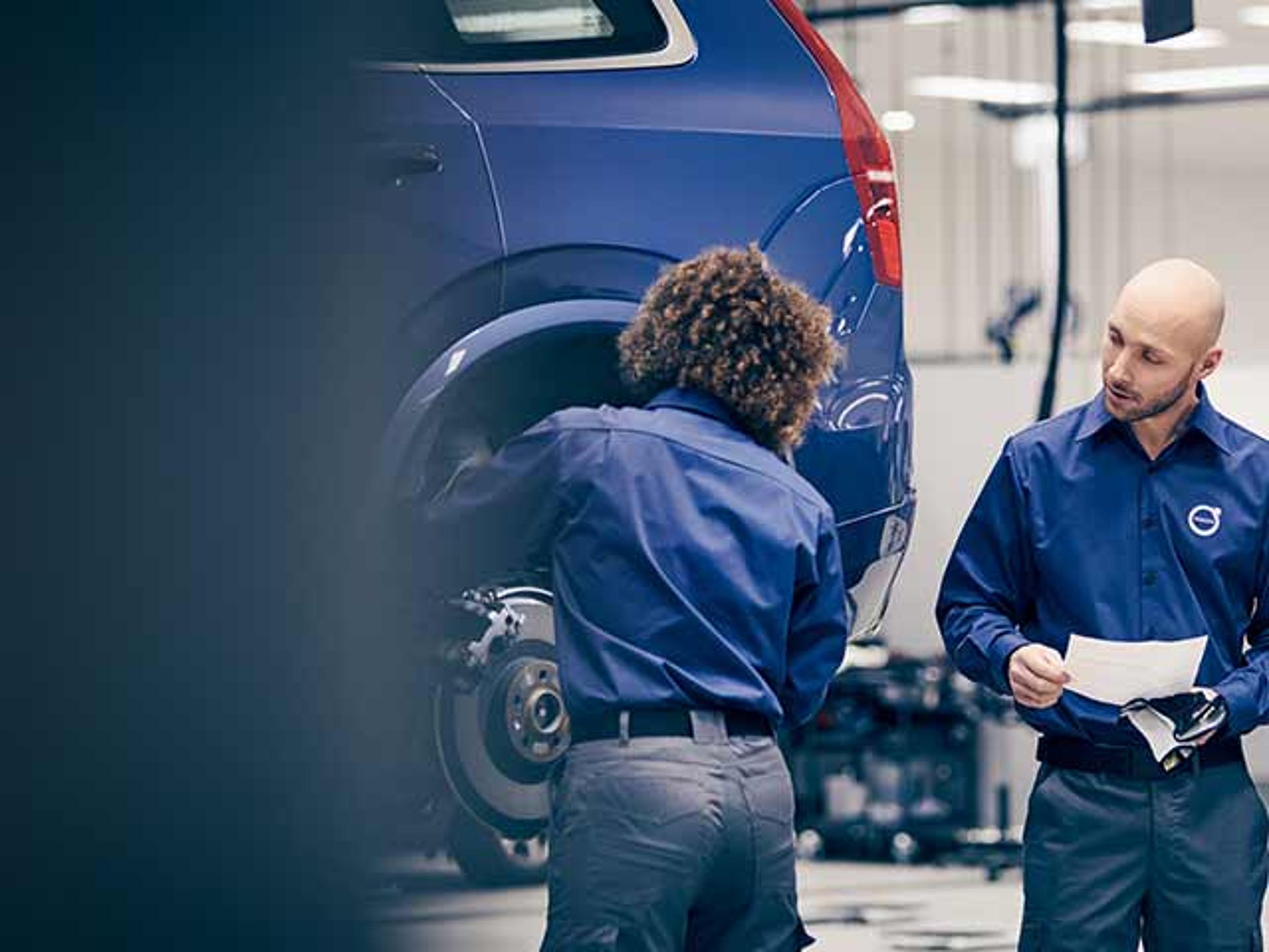 Servicetekniker arbetar på bil