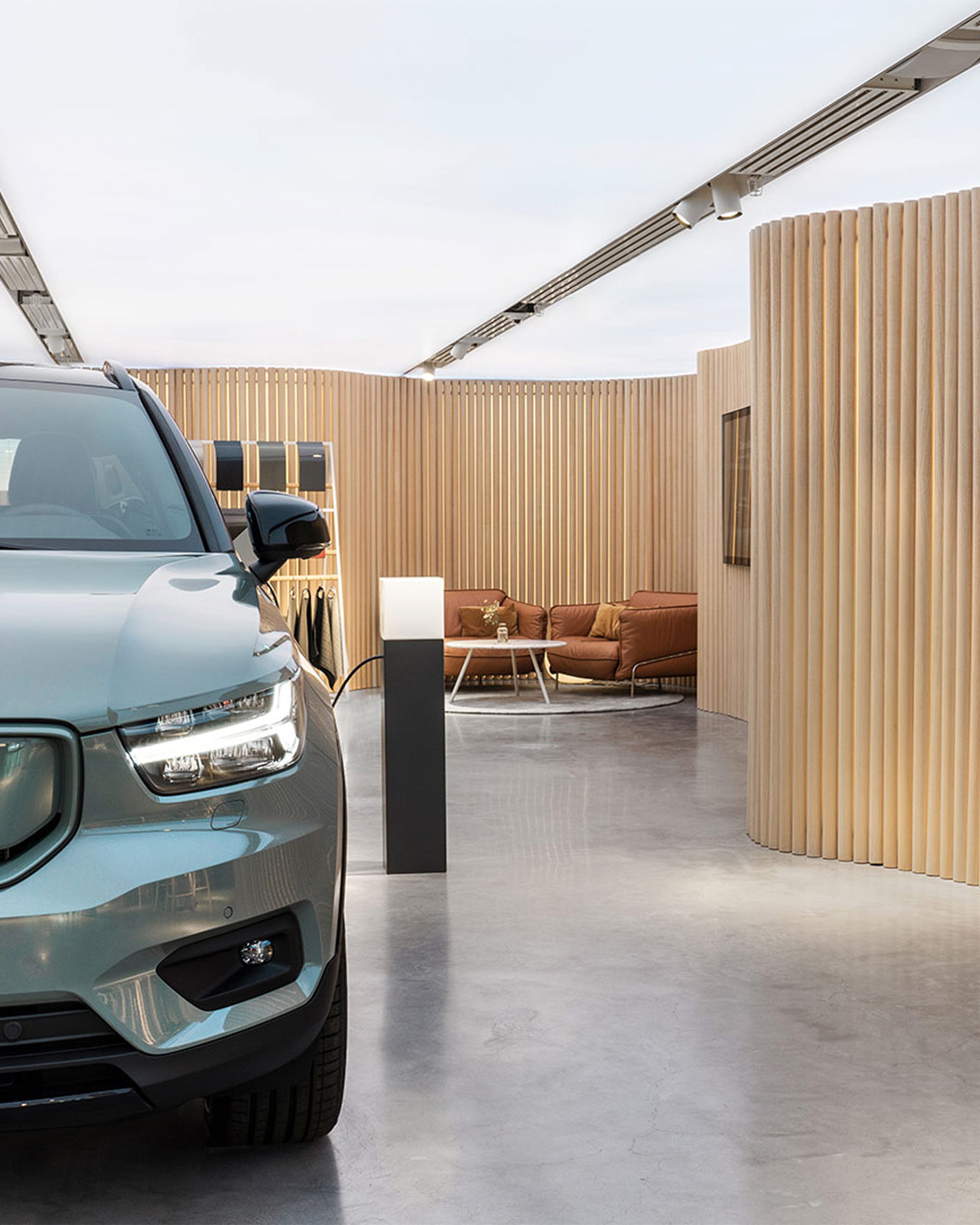 Silvrig XC40 Recharge på laddning i kontorsmiljö