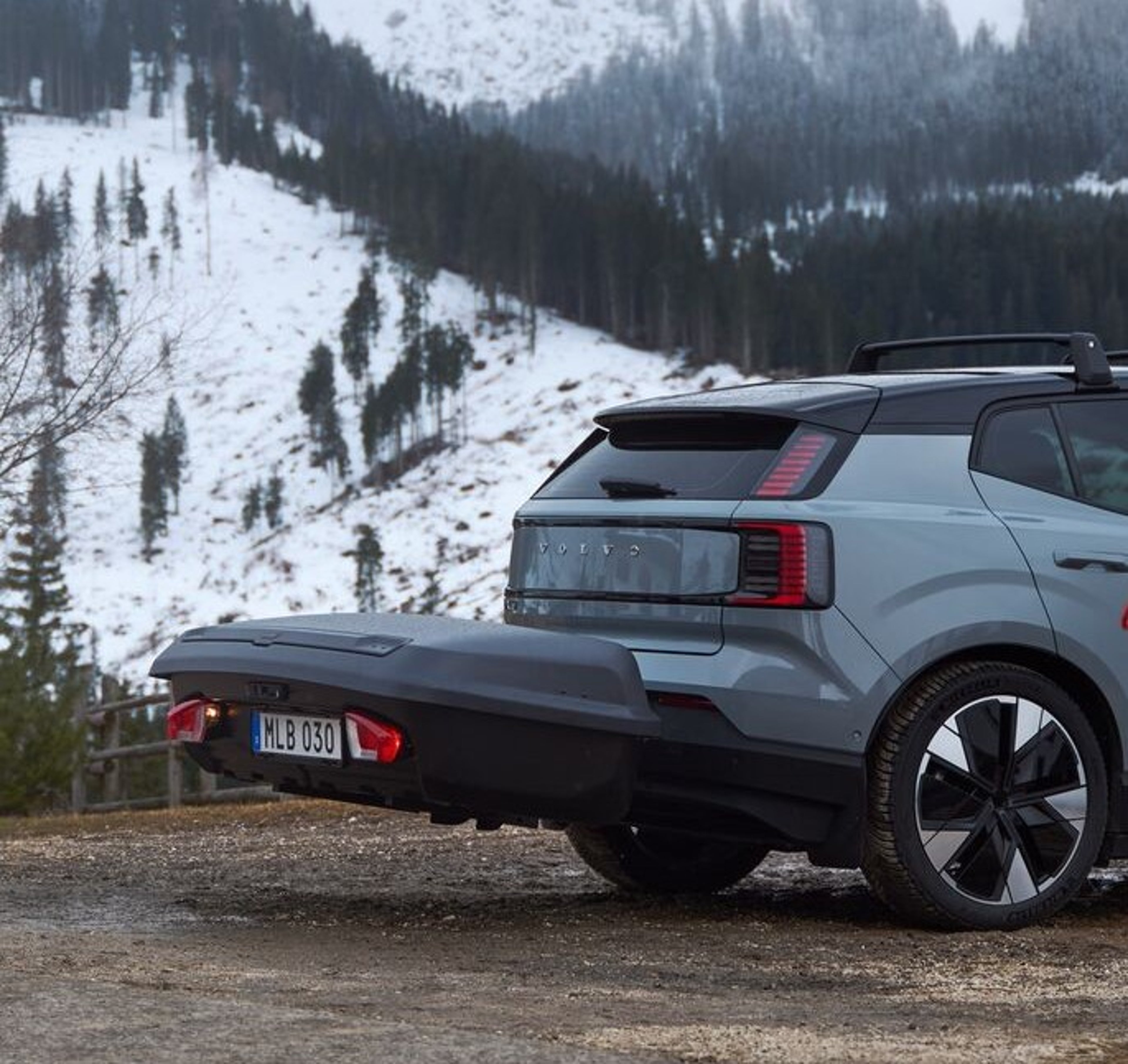 Lastlåda för dragkrok på en Volvo XC40