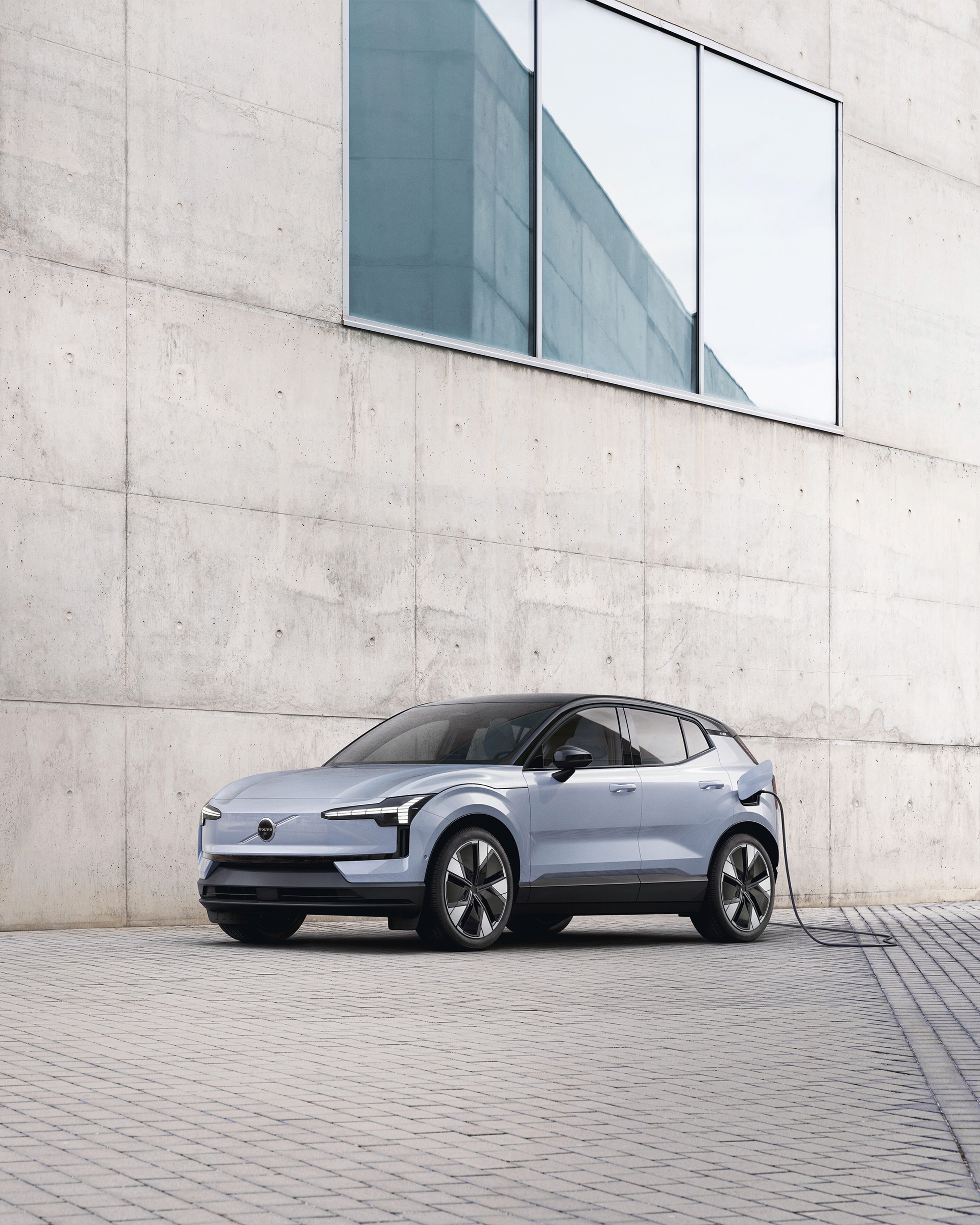 EX30 Single Motor RWD, Ultra, Cloud Blue vista lateral cargándose