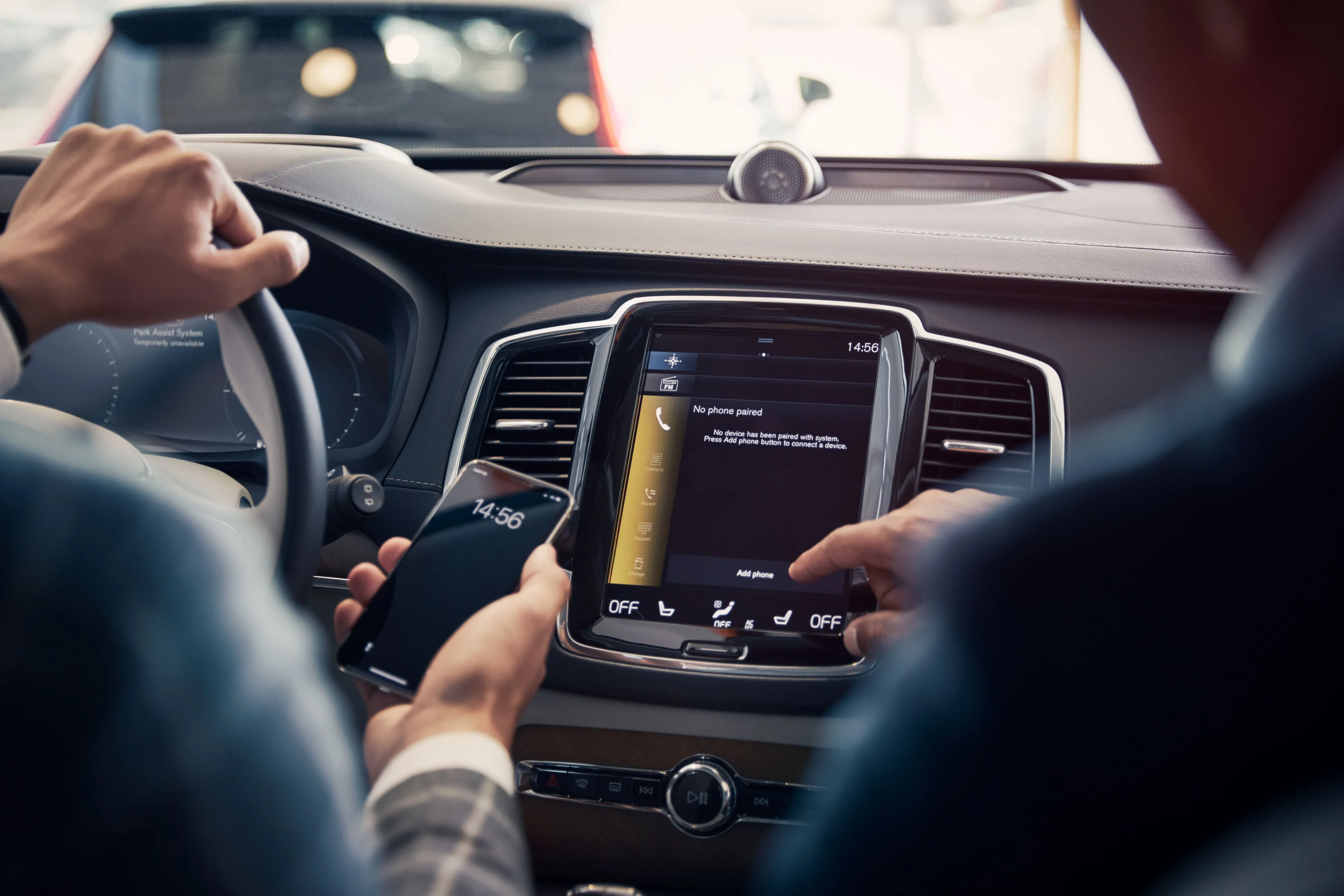 Zwei Personen in einem Auto mit Bordcomputer