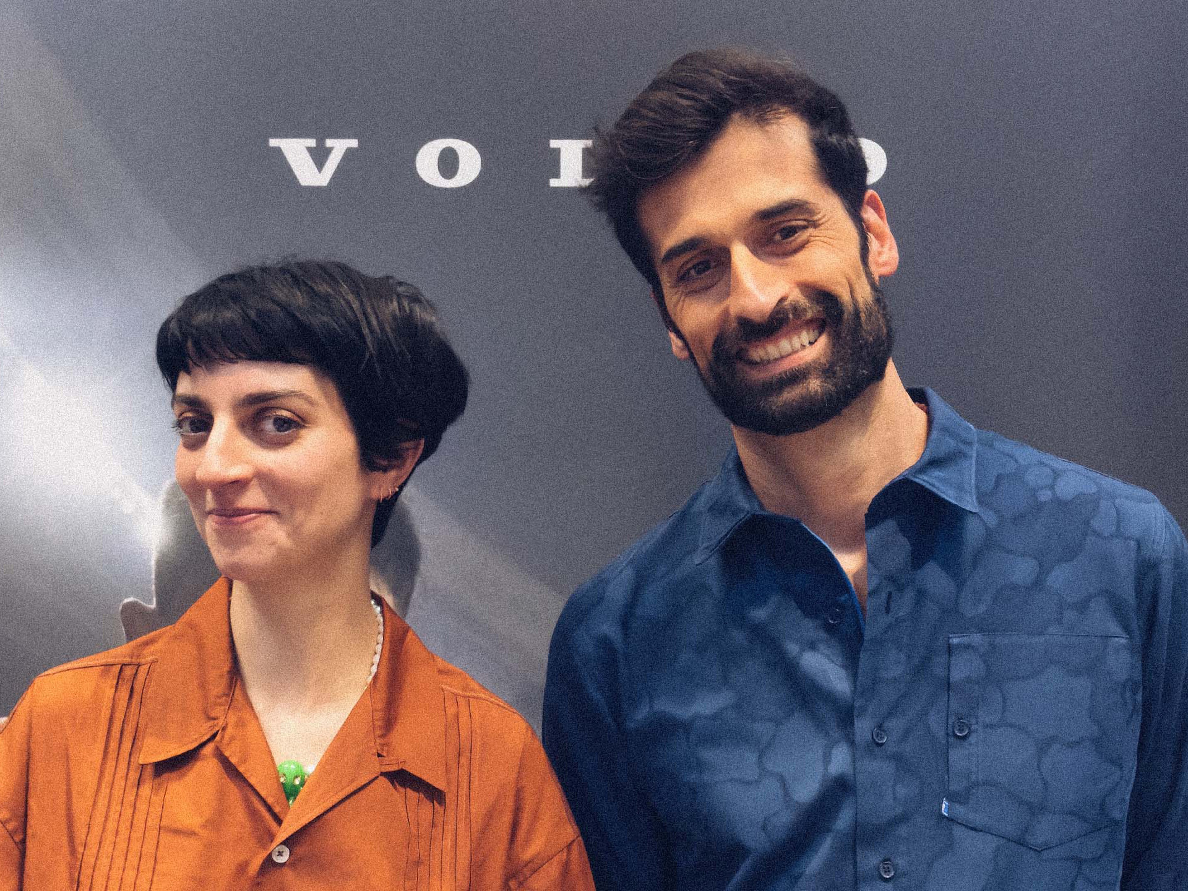 António Raminhos ao lado de Joana Barrios, sorridentes, com as letras de "volvo" por trás
