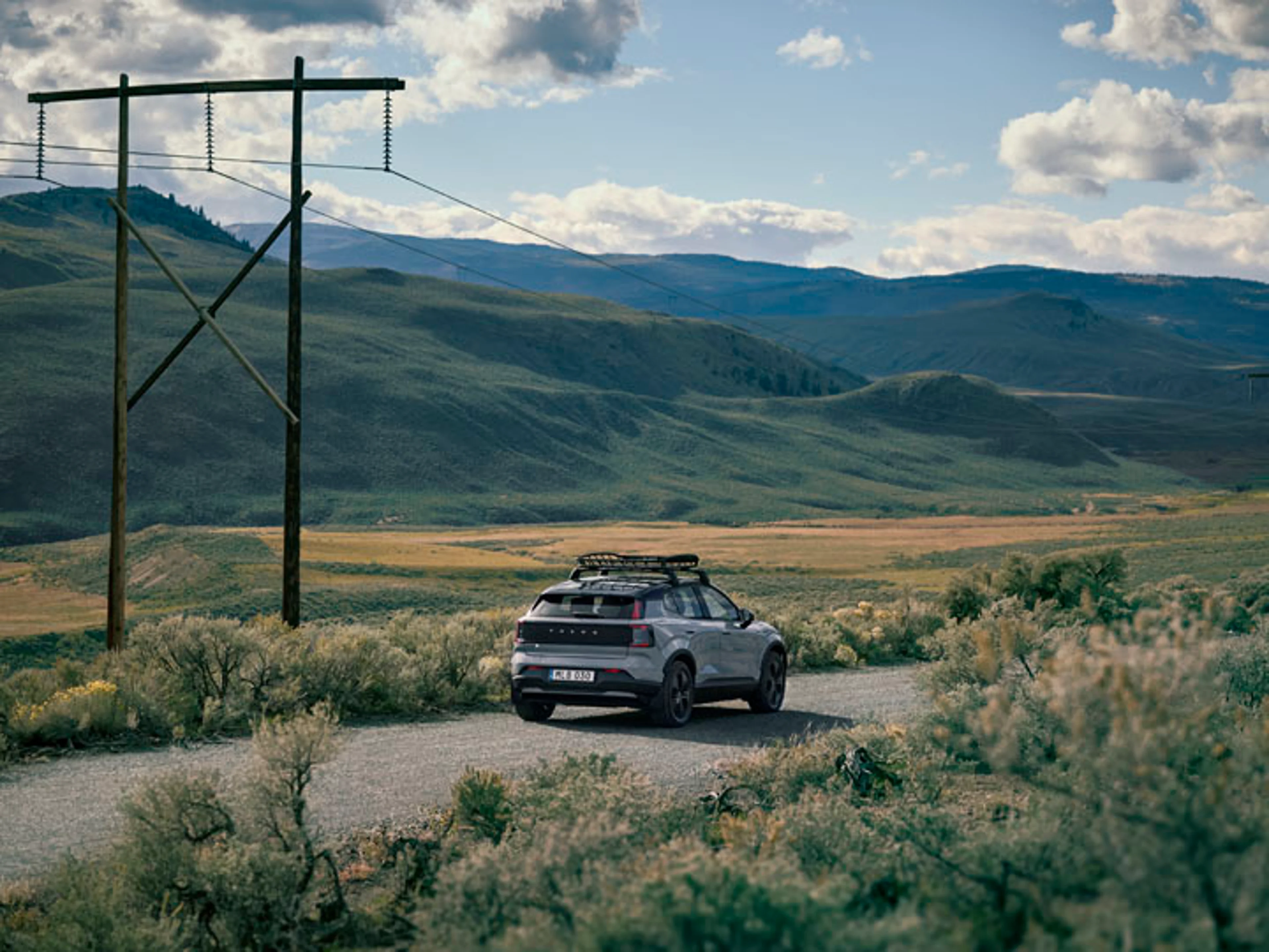 Volvo EX30 eléctrico por una carretera en el campo