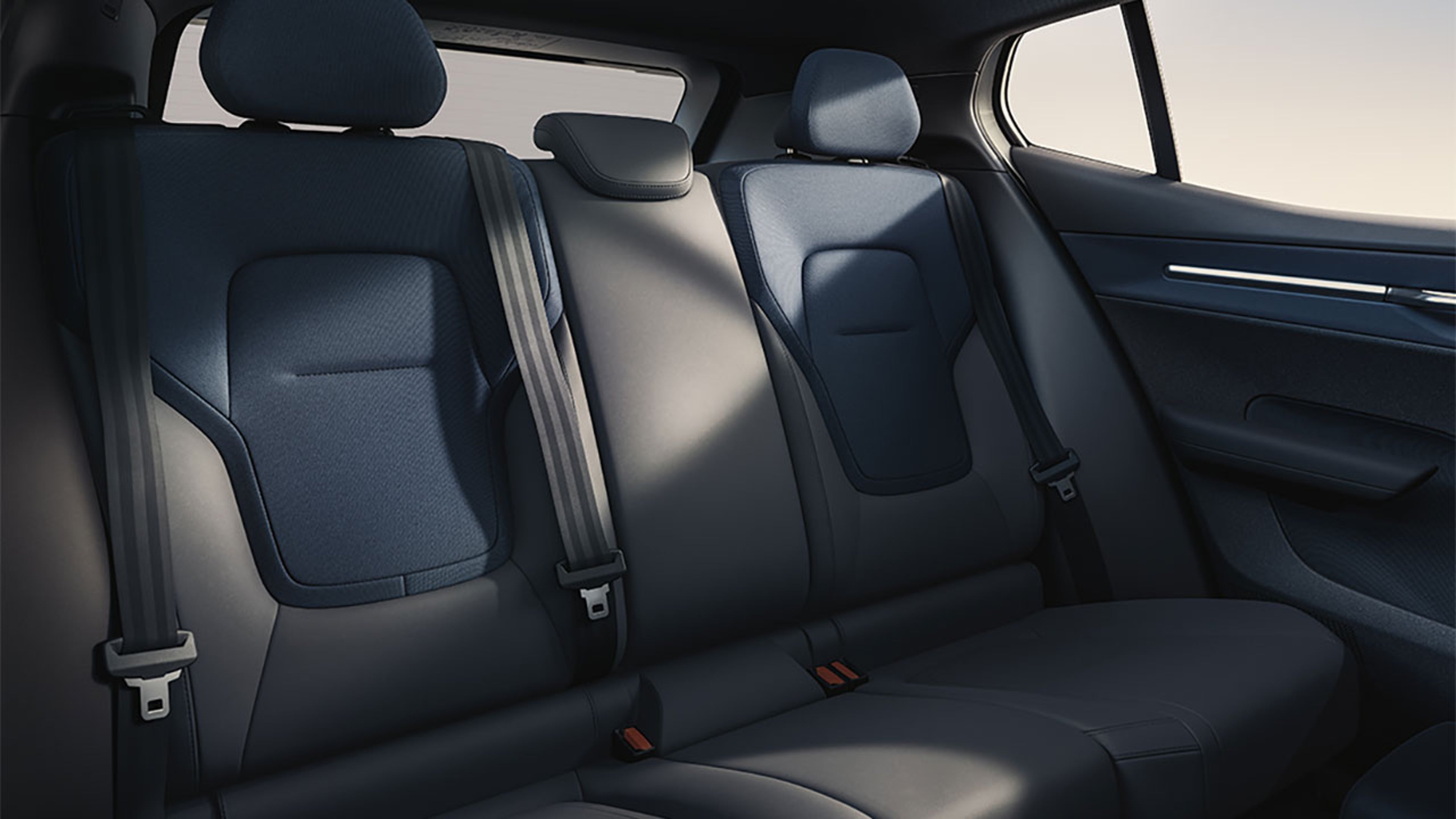 Sièges passagers dans l’habitacle Marine du Volvo EX30 Black Edition.