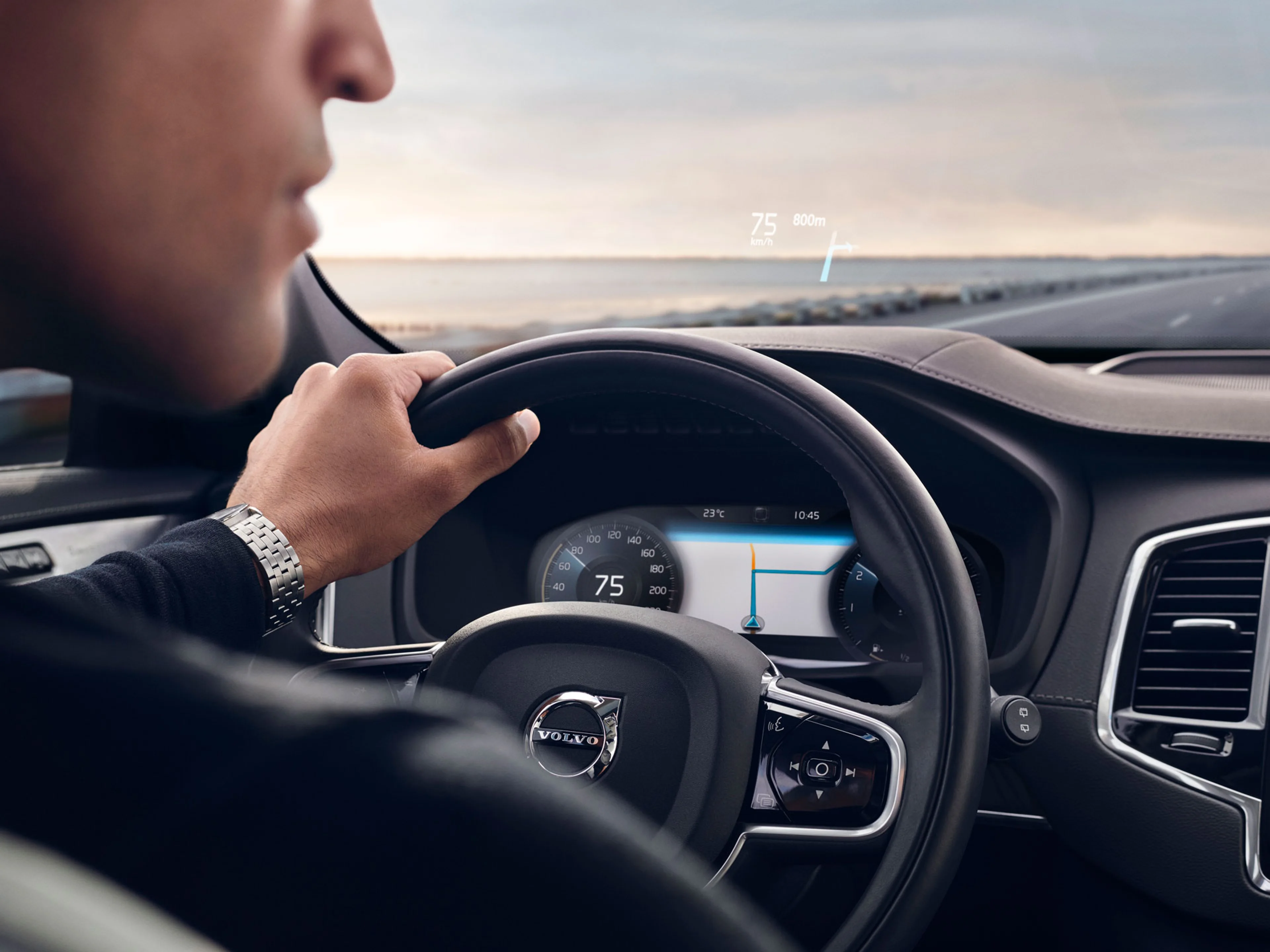 Un hombre conduciendo un vehículo Volvo