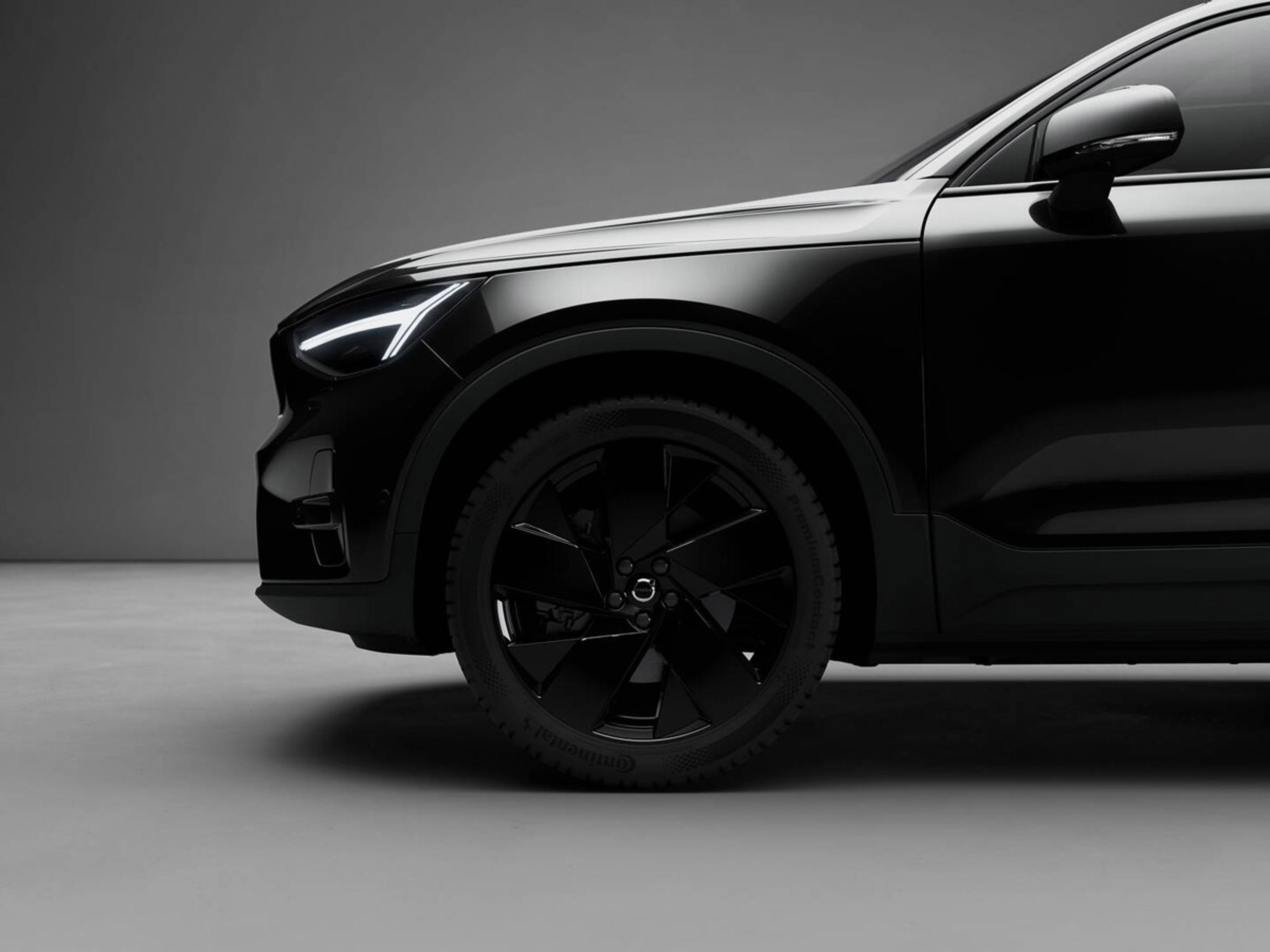 Detaljbild av framhjul och främre sida av en EX40 Black Edition