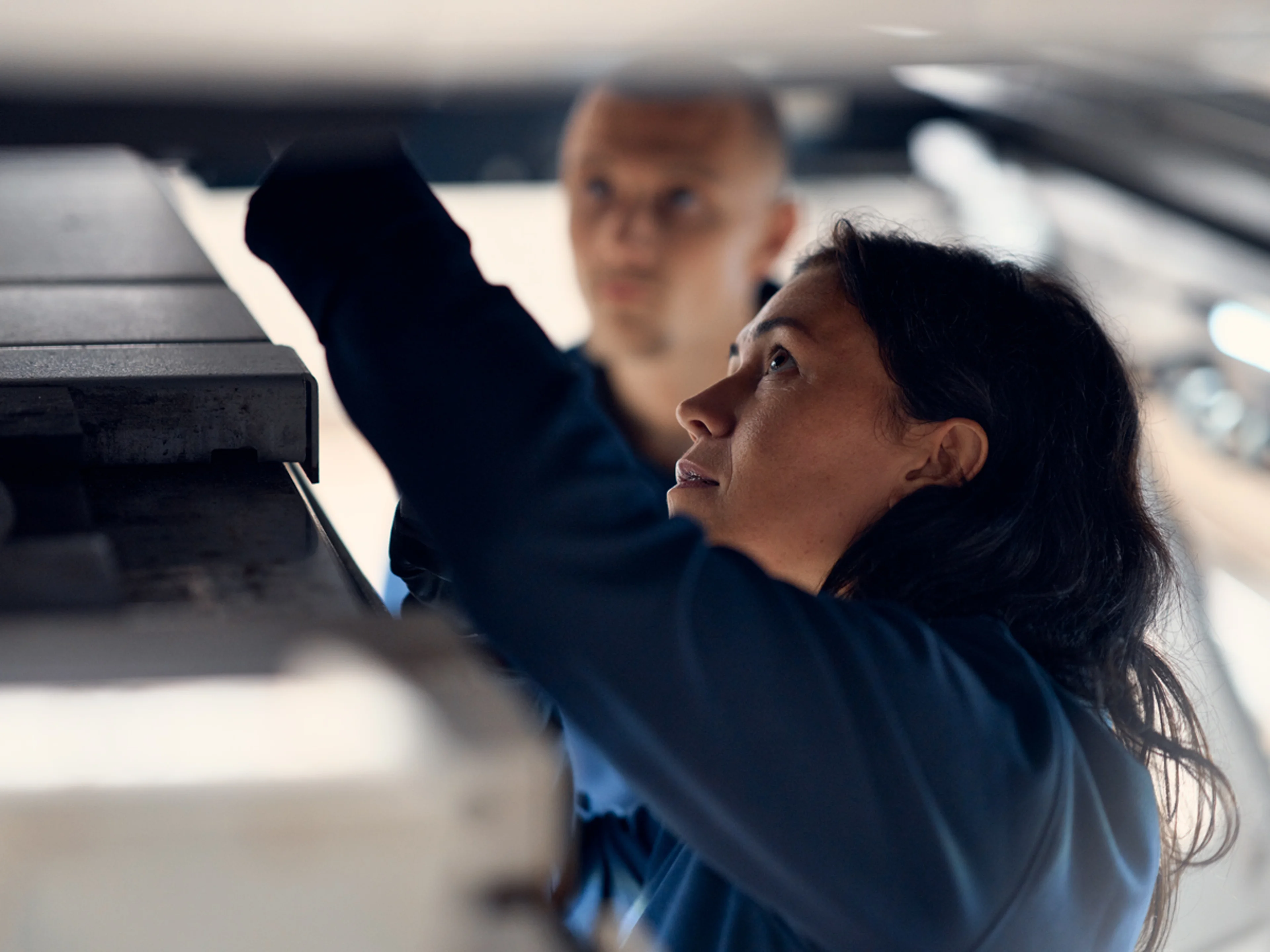 Servicetekniker under en upphissad bil