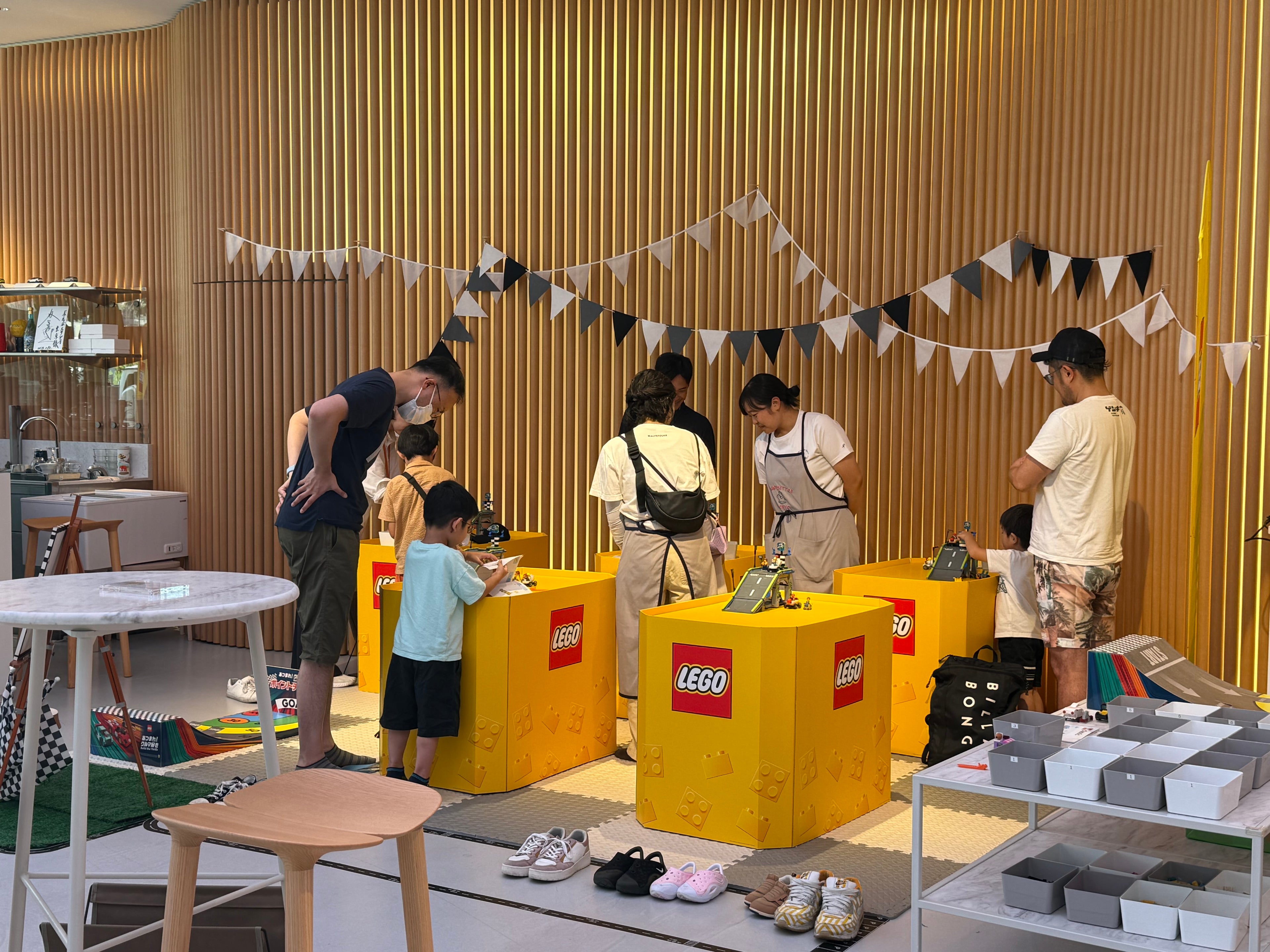 夢中でブロック遊びをする子どもたち