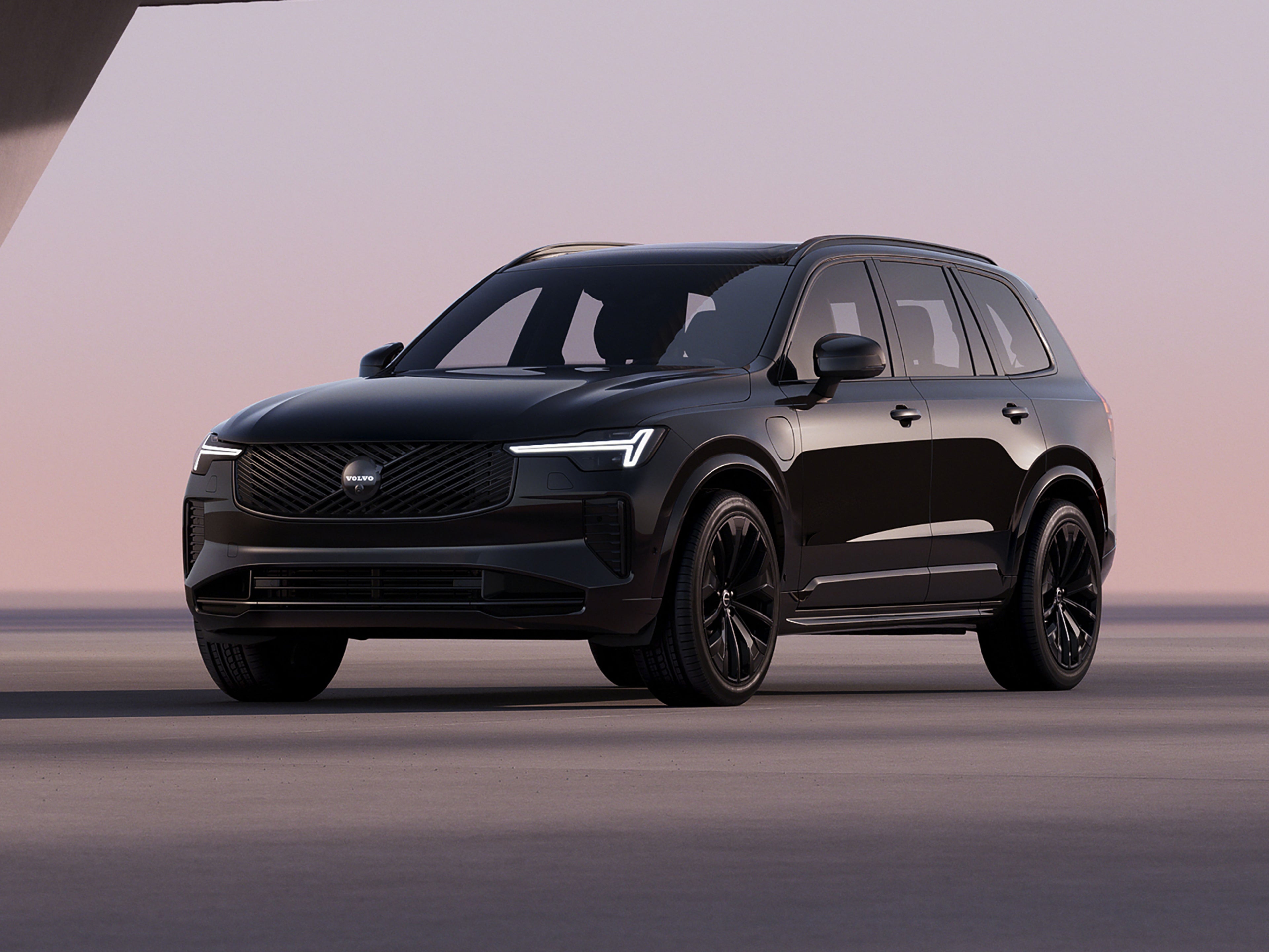 Seitliche Frontansicht eines tiefschwarzen Volvo XC90 Plug-in Hybrids.