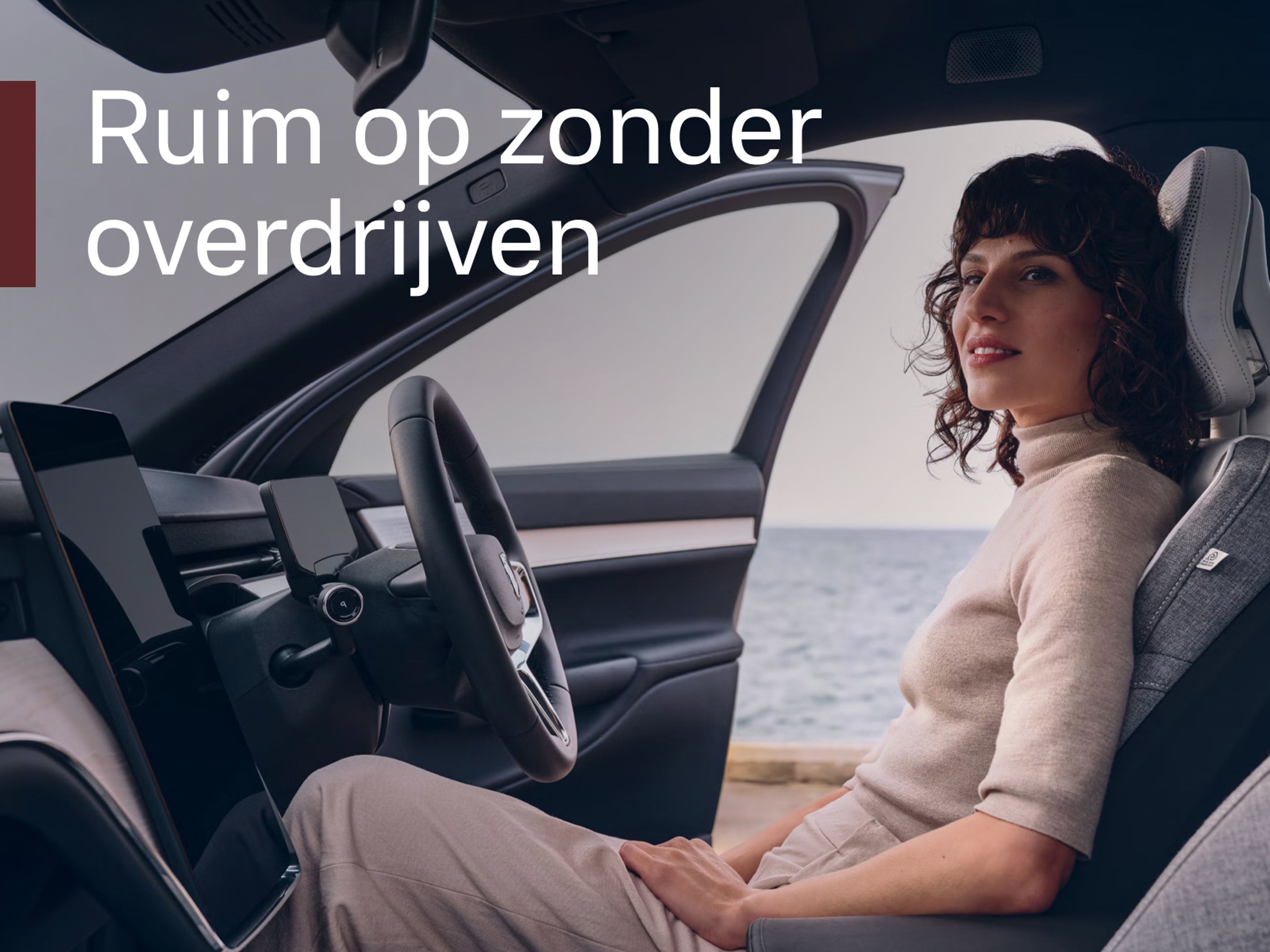 Een vrouw zit ontspannen in een opgeruimde Volvo met de deur open, met een witte tekst op de voorgrond: Ruim op zonder overdrijven.