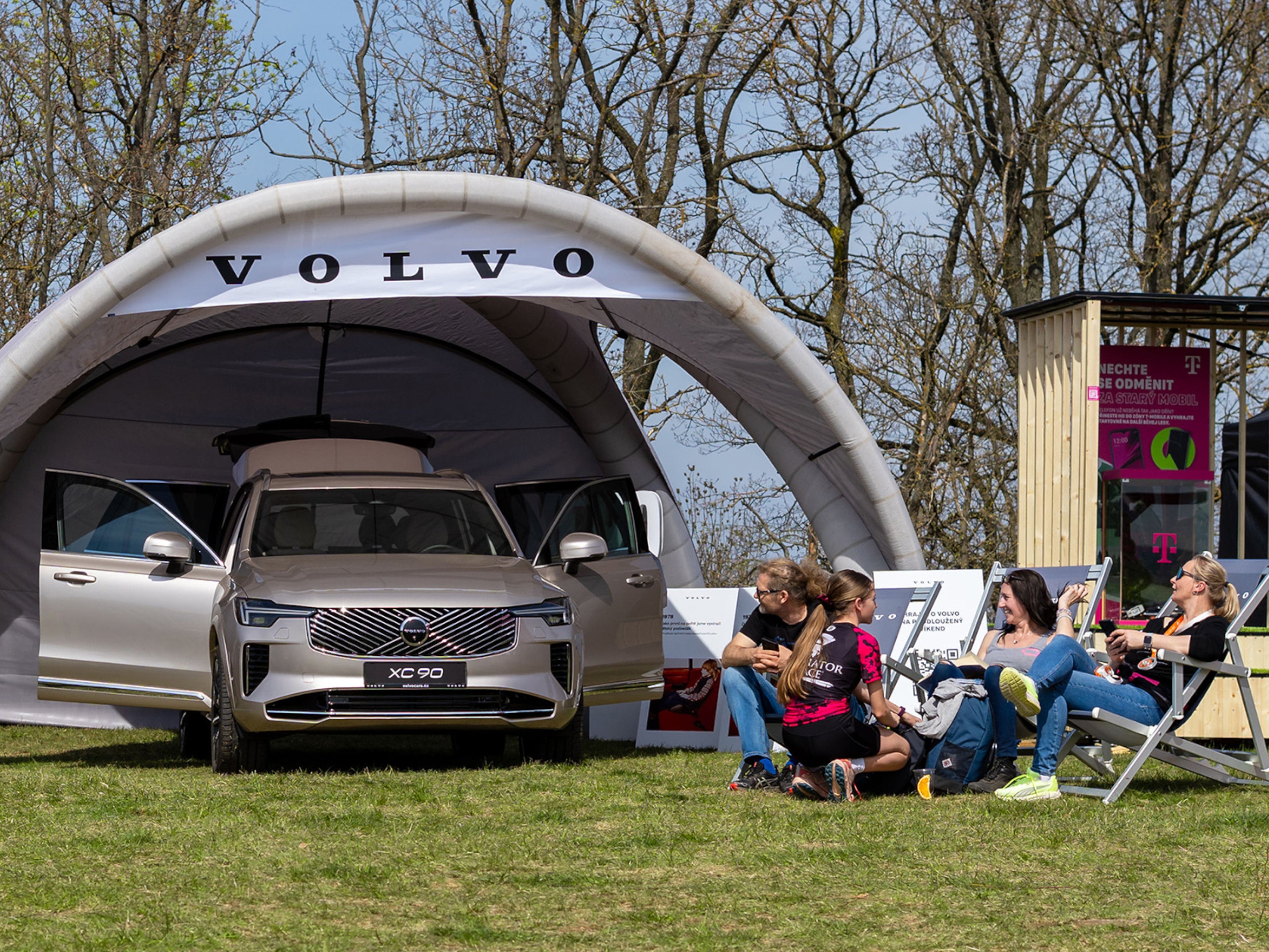 Volvo XC90 na startu závodu Běhej lesy