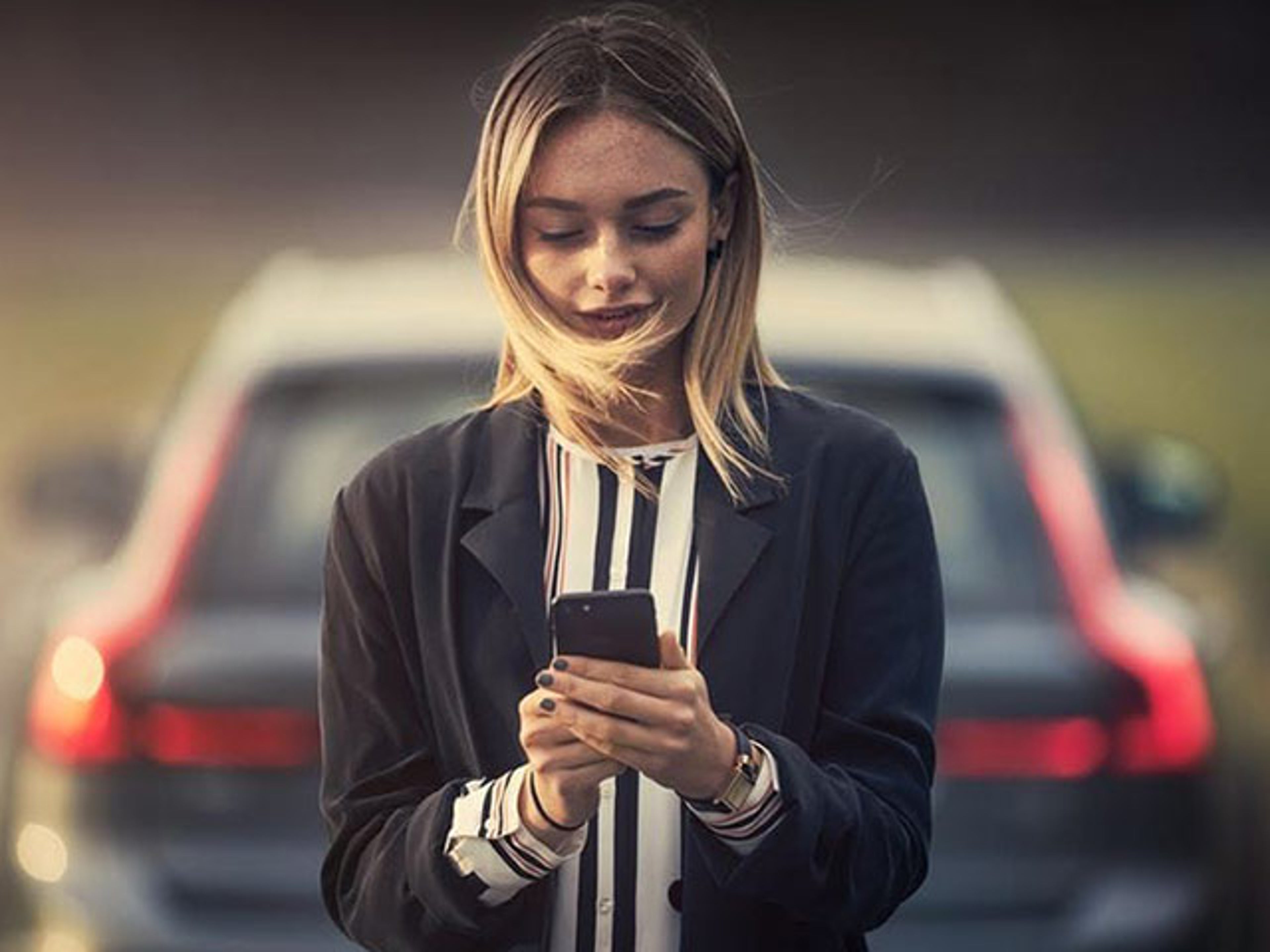 Kvinna med mobiltelefon