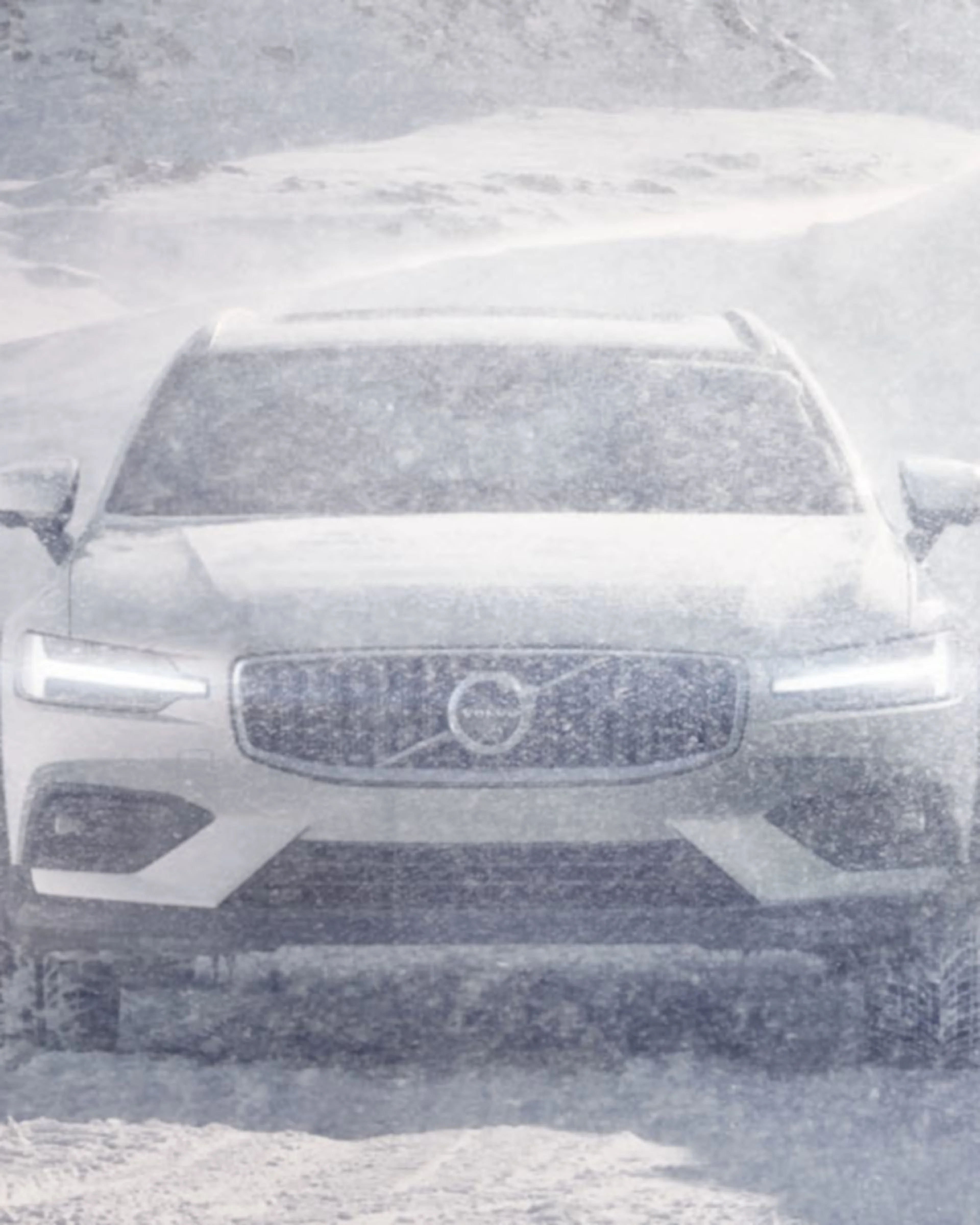 Ein Volvo Fahrzeug fährt durch einen Schneesturm - Frontansicht