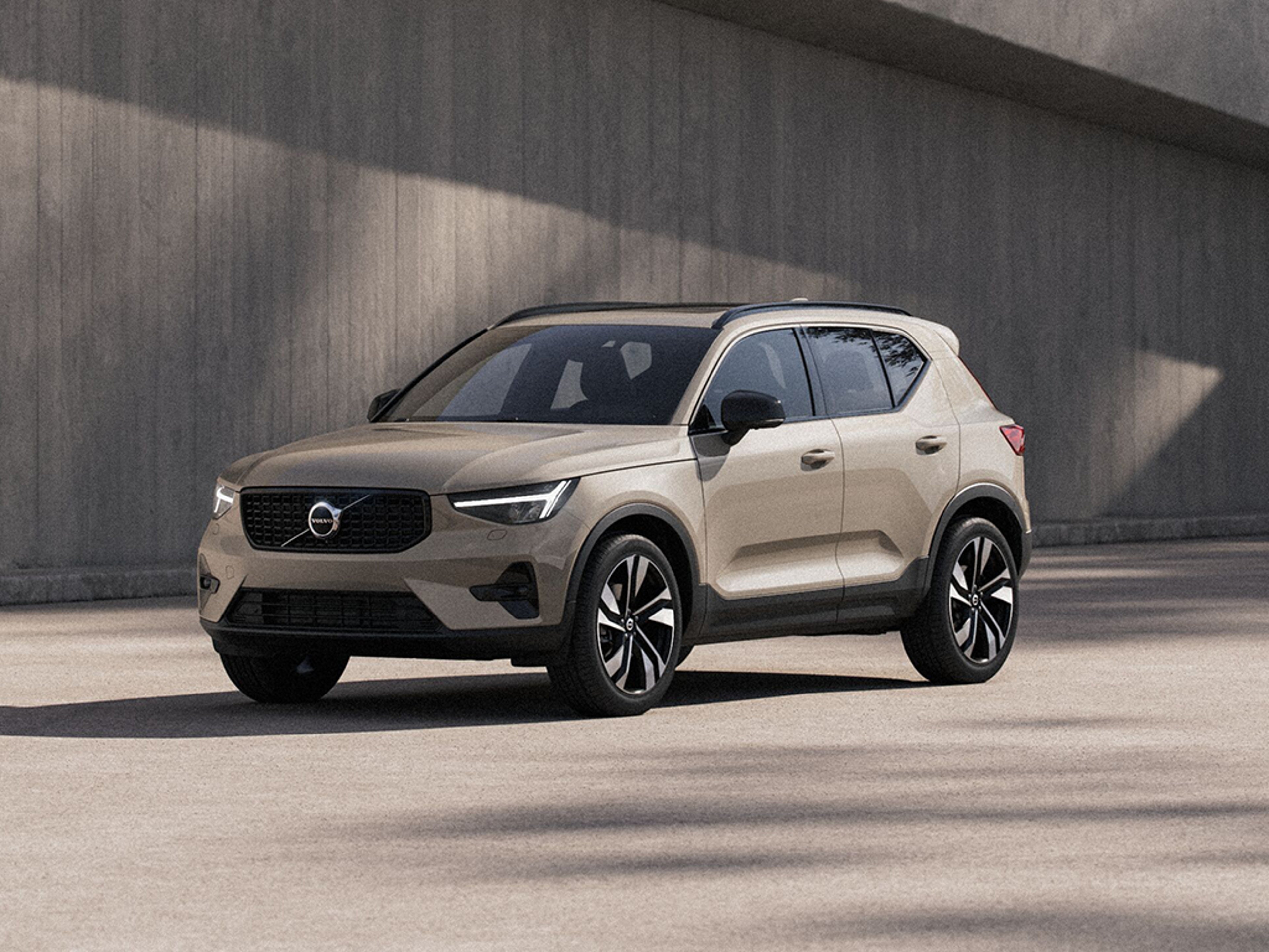 Seitliche Ansicht eines Volvo XC40 Mild-Hyrbid