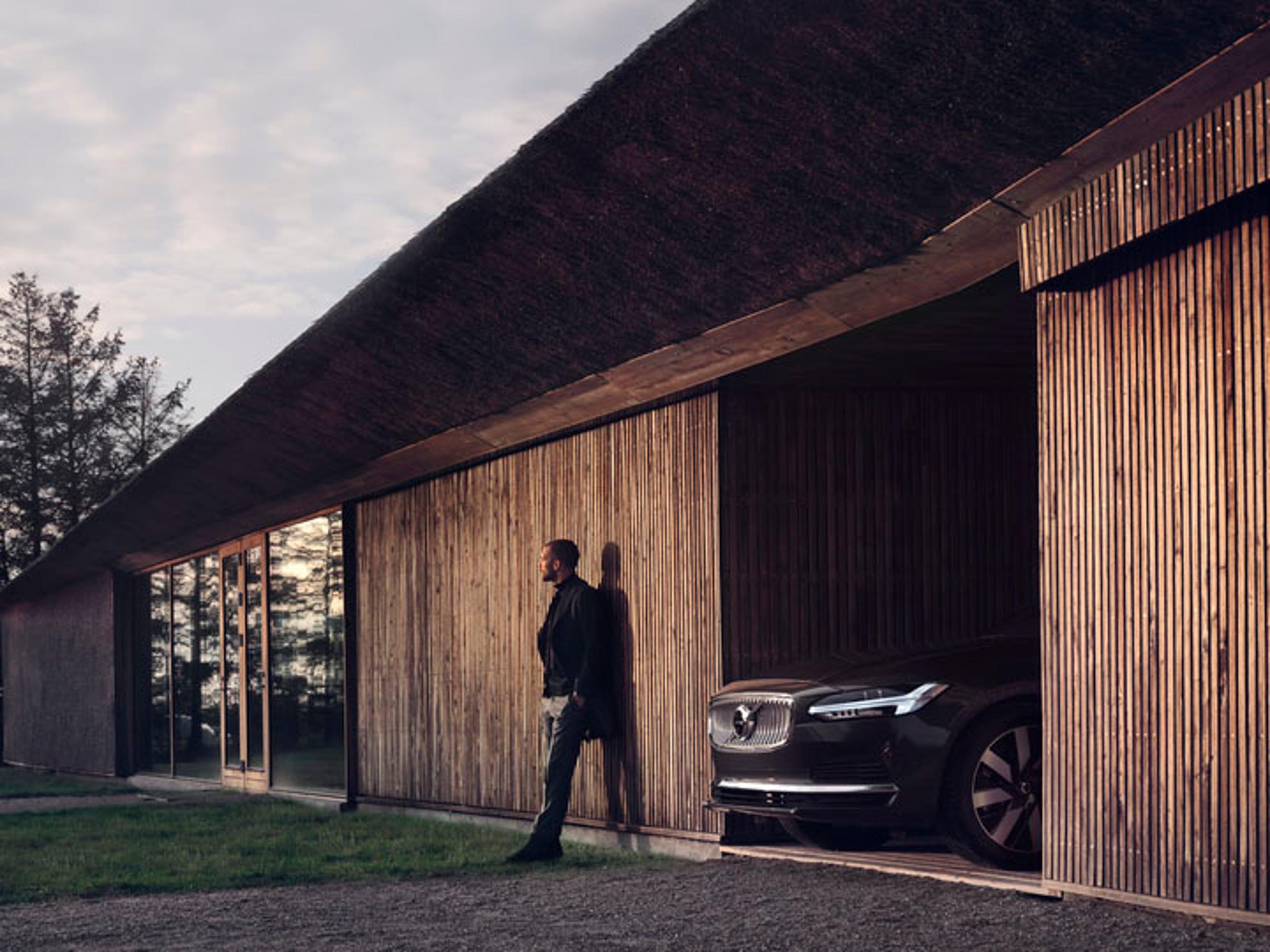 Volvo saliendo de un garaje