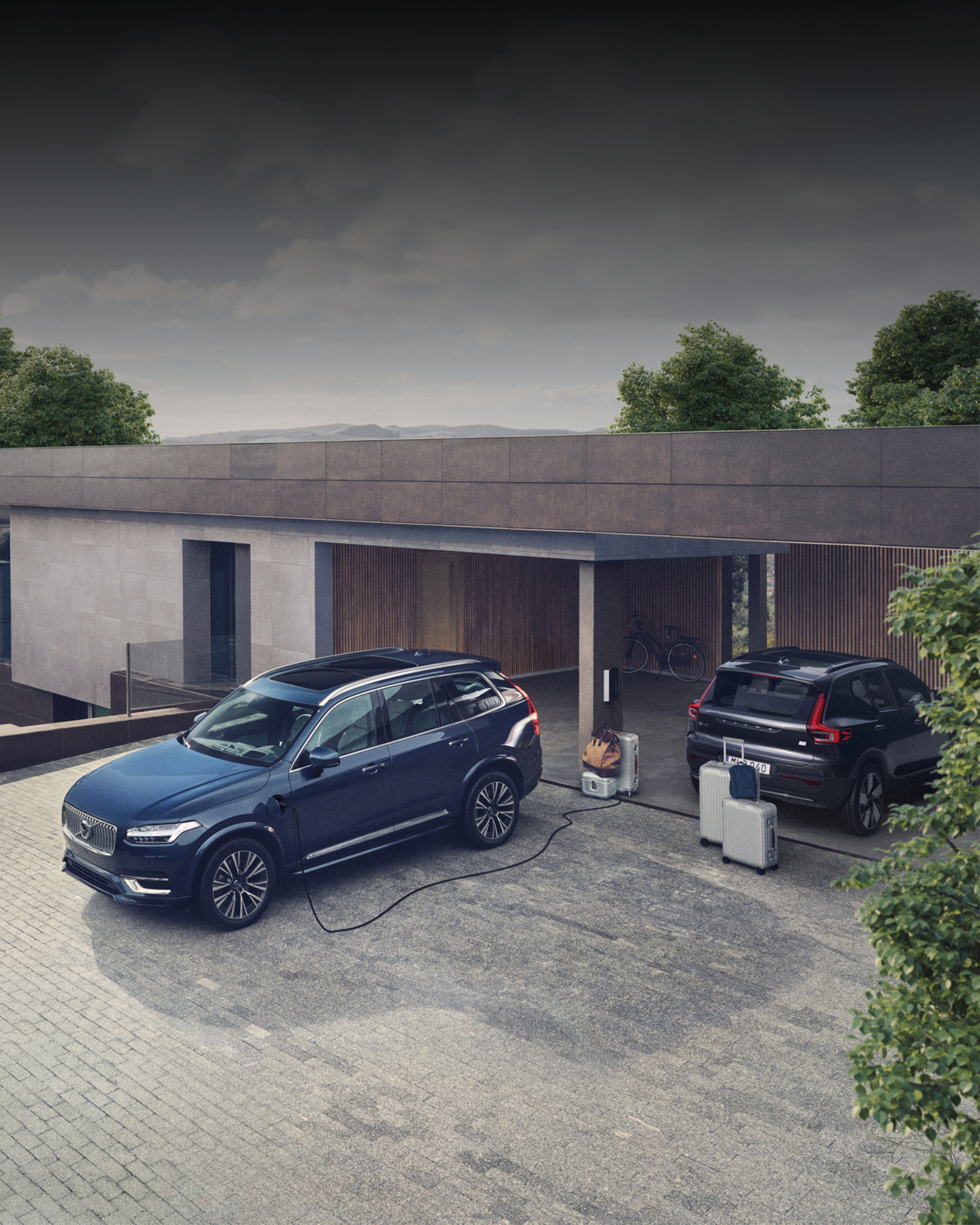 En blå Volvo XC90 står på en uppfart