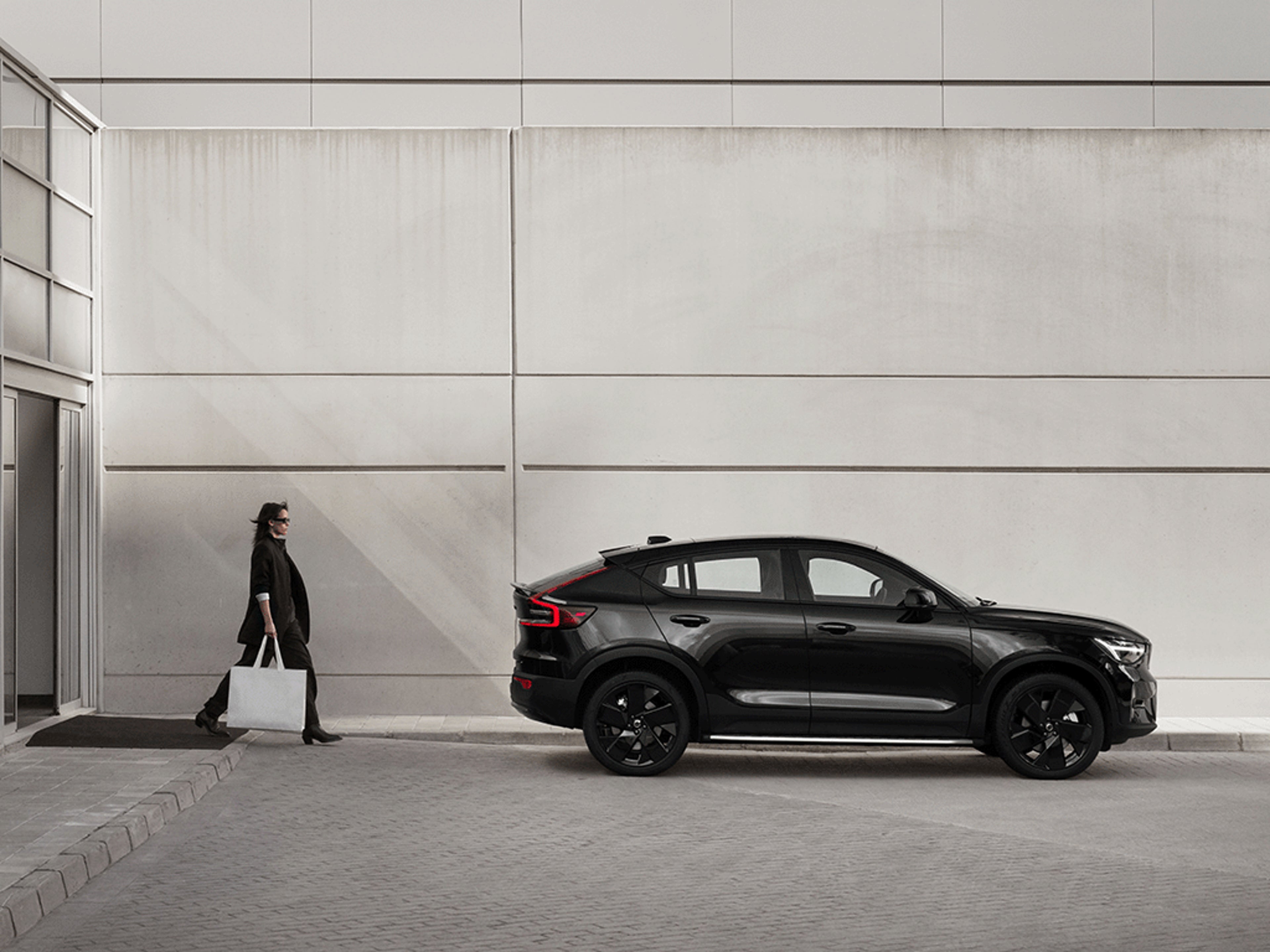 Eine Frau läuft auf einen EC40 zu.