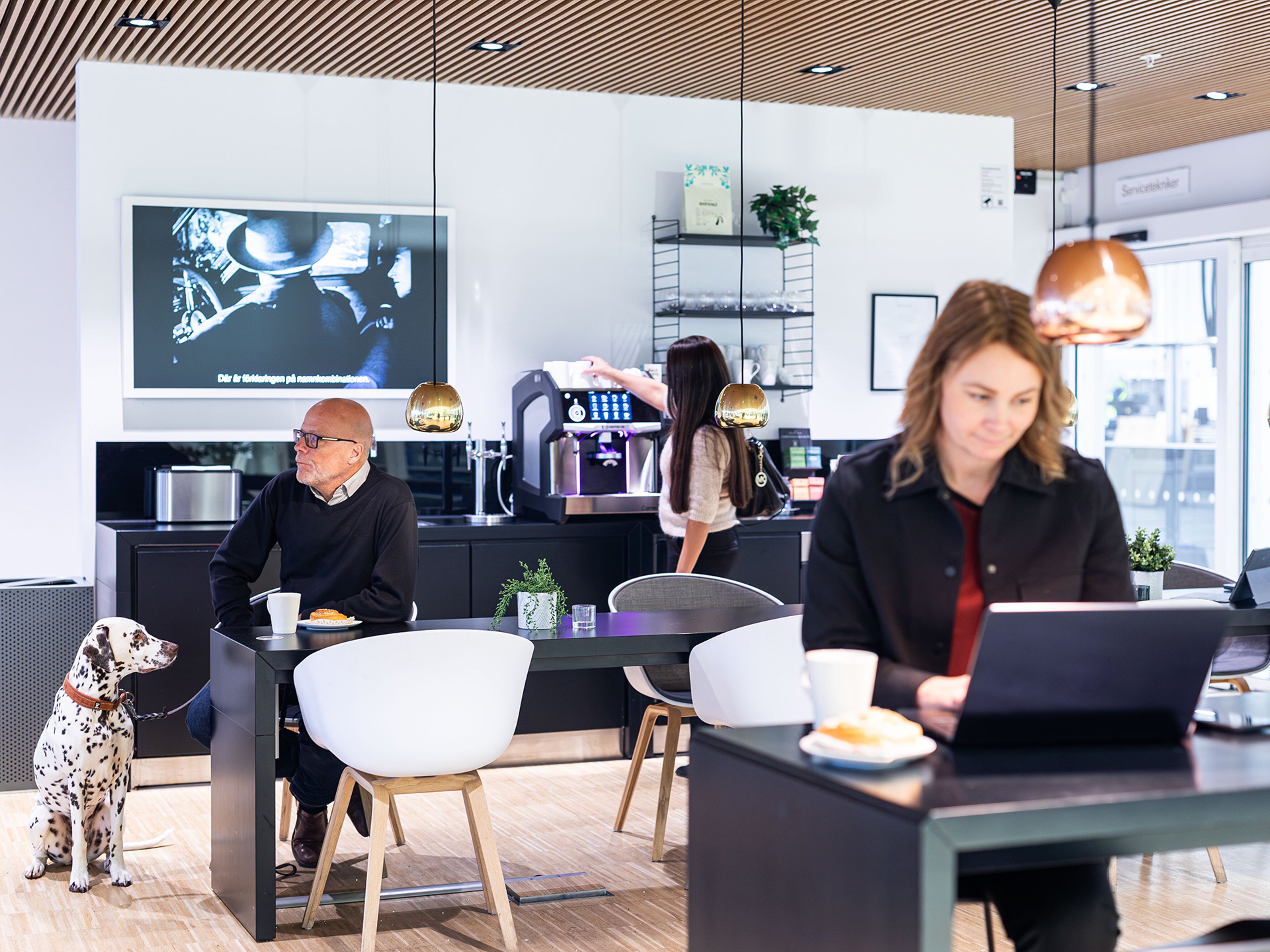 Menschen in einem Volvo Wartebereich