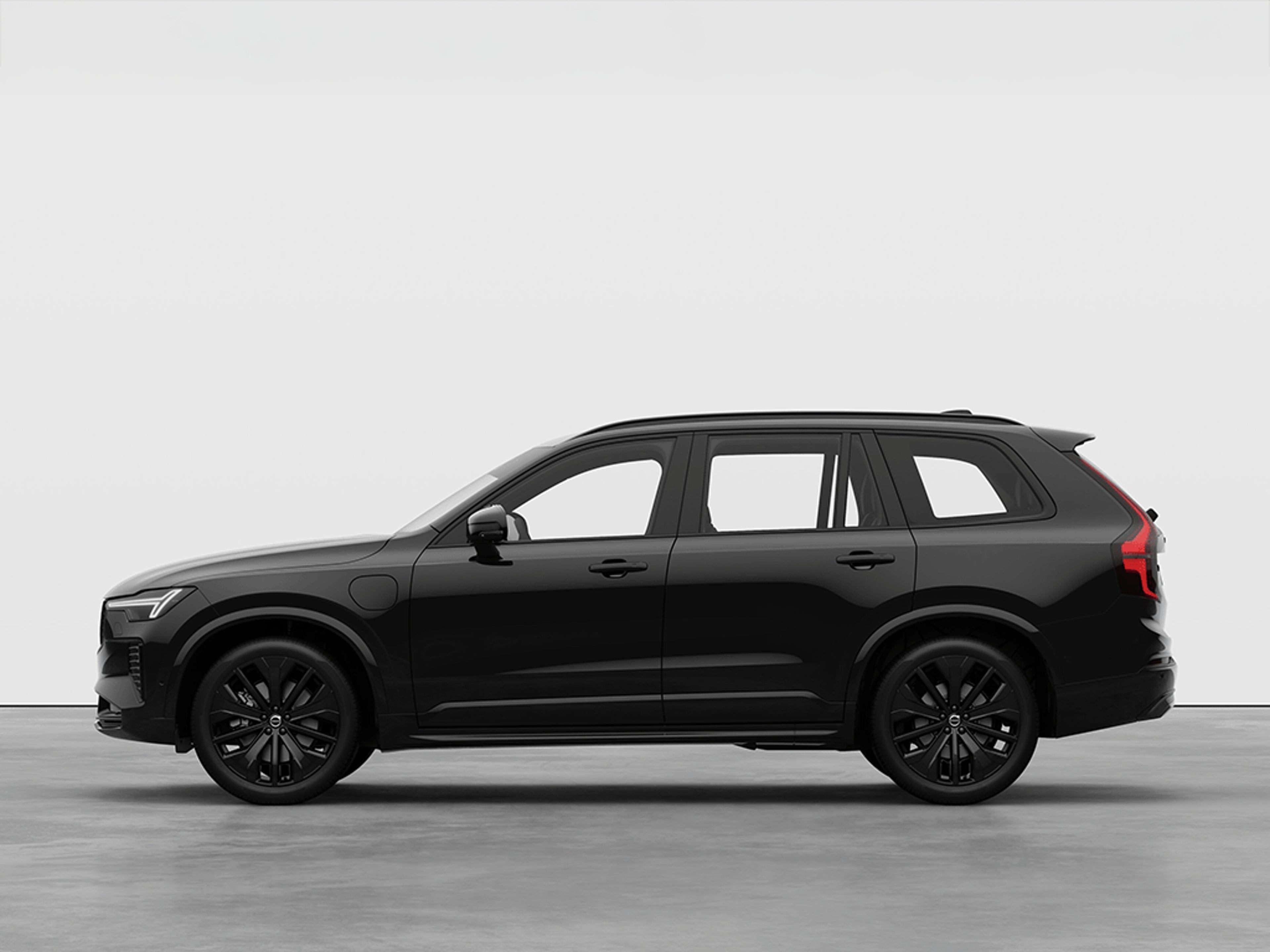 Seitliche Ansicht eines Volvo XC90 Black Edition Plug-in Hybrid