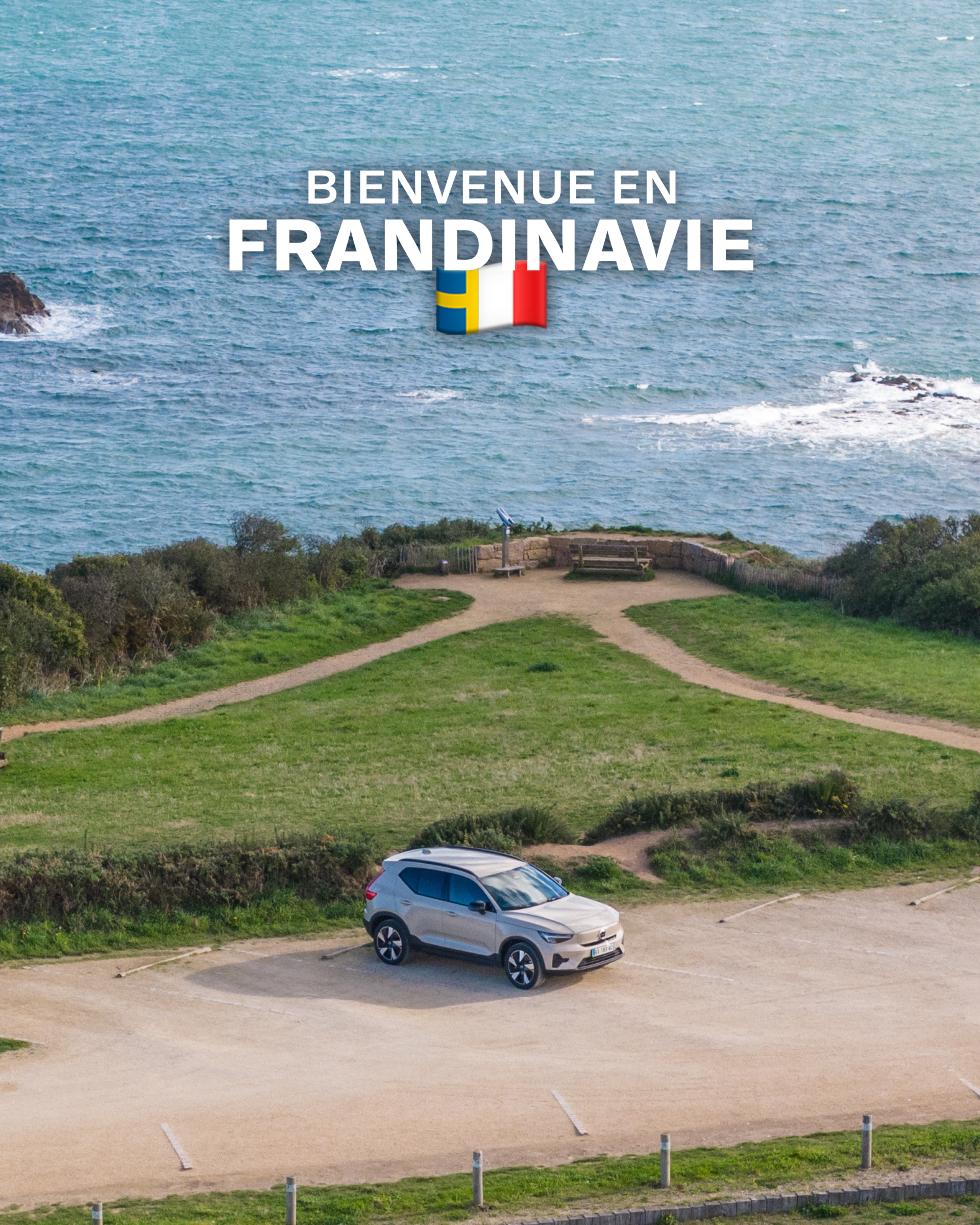 Voiture blanche sur route côtière, cabanes colorées et texte « Bienvenue en FRANDINAVIE ».