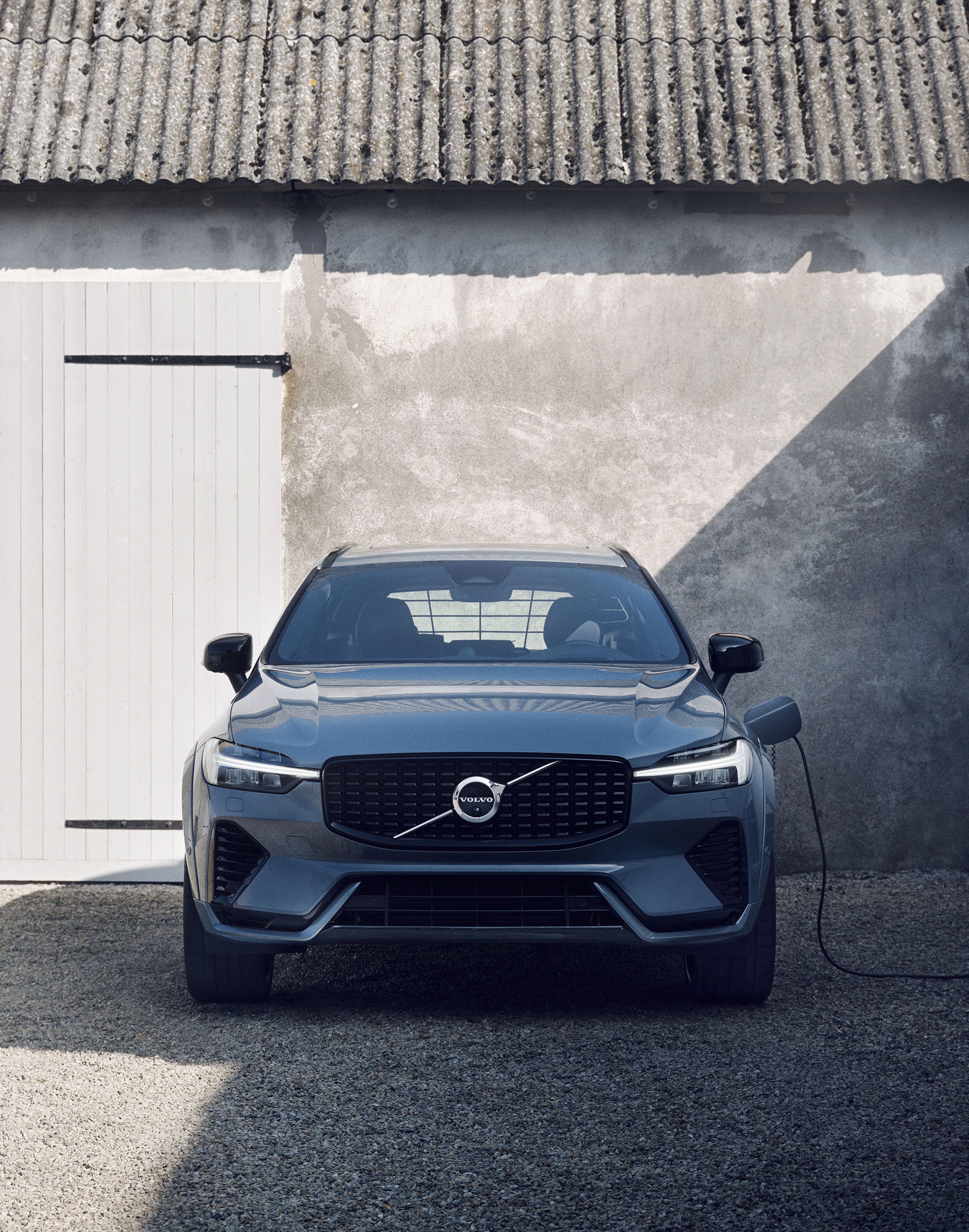 Frontale Ansicht eines Volvo XC90 Gebrauchtwagen an einer Ladestation.